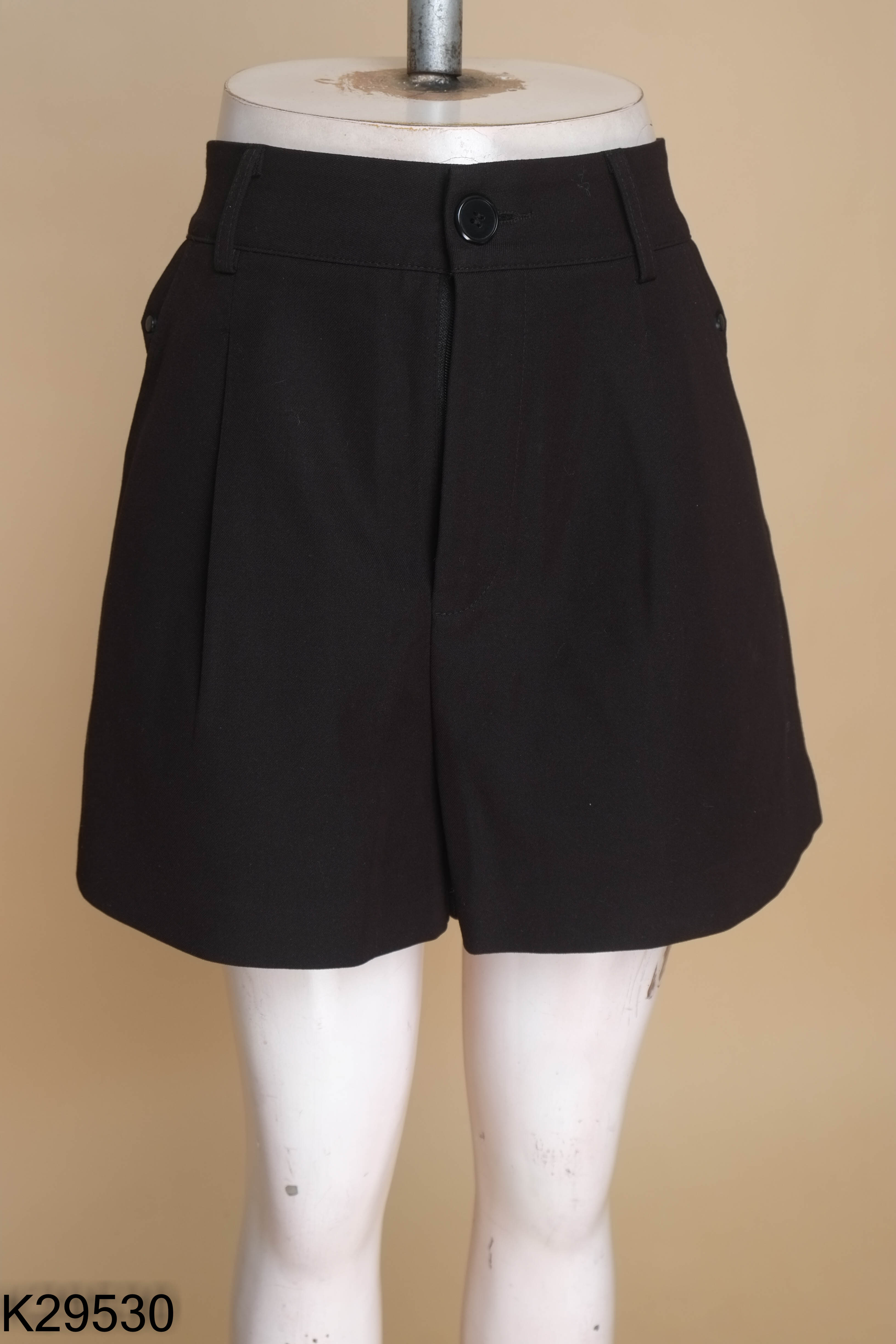 Quần shorts đen ly eo