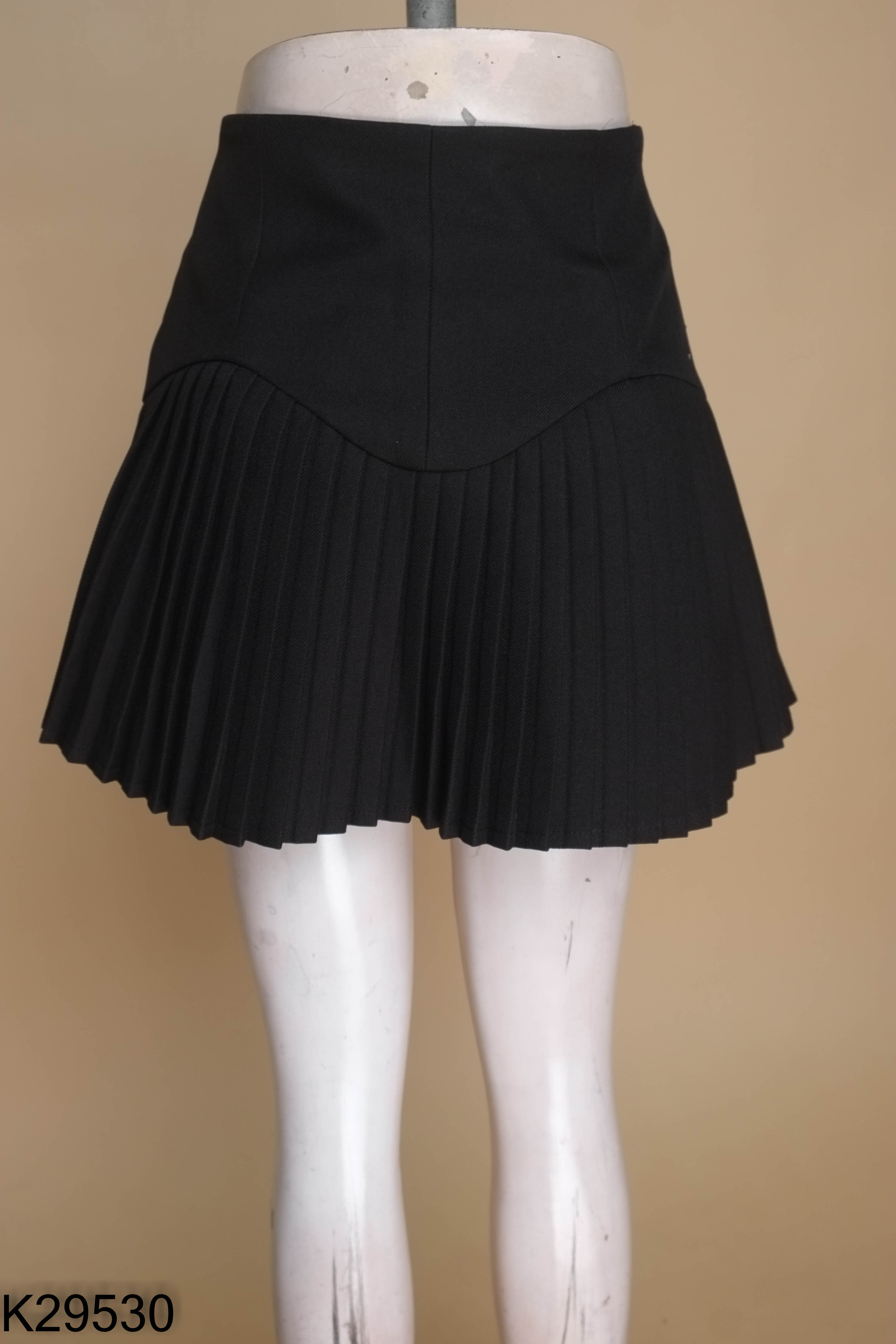 Chân váy đen xếp ly