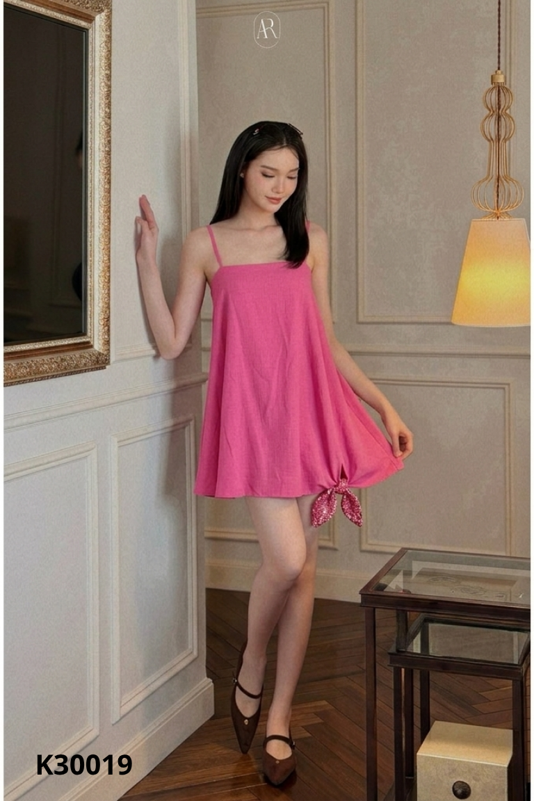 Váy hai dây hồng trơn