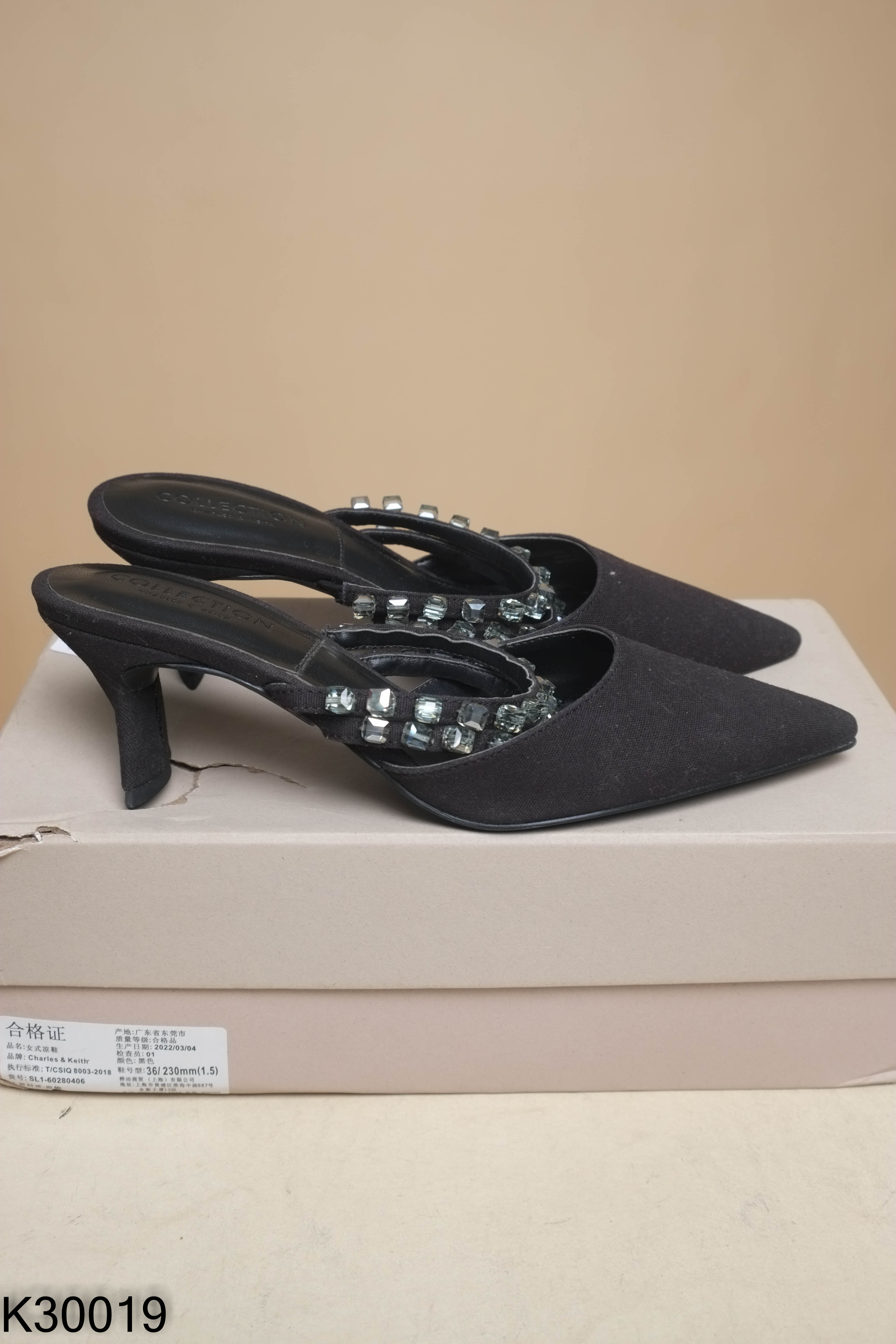 Giày cao gót CHARLES KEITH đen phối đá