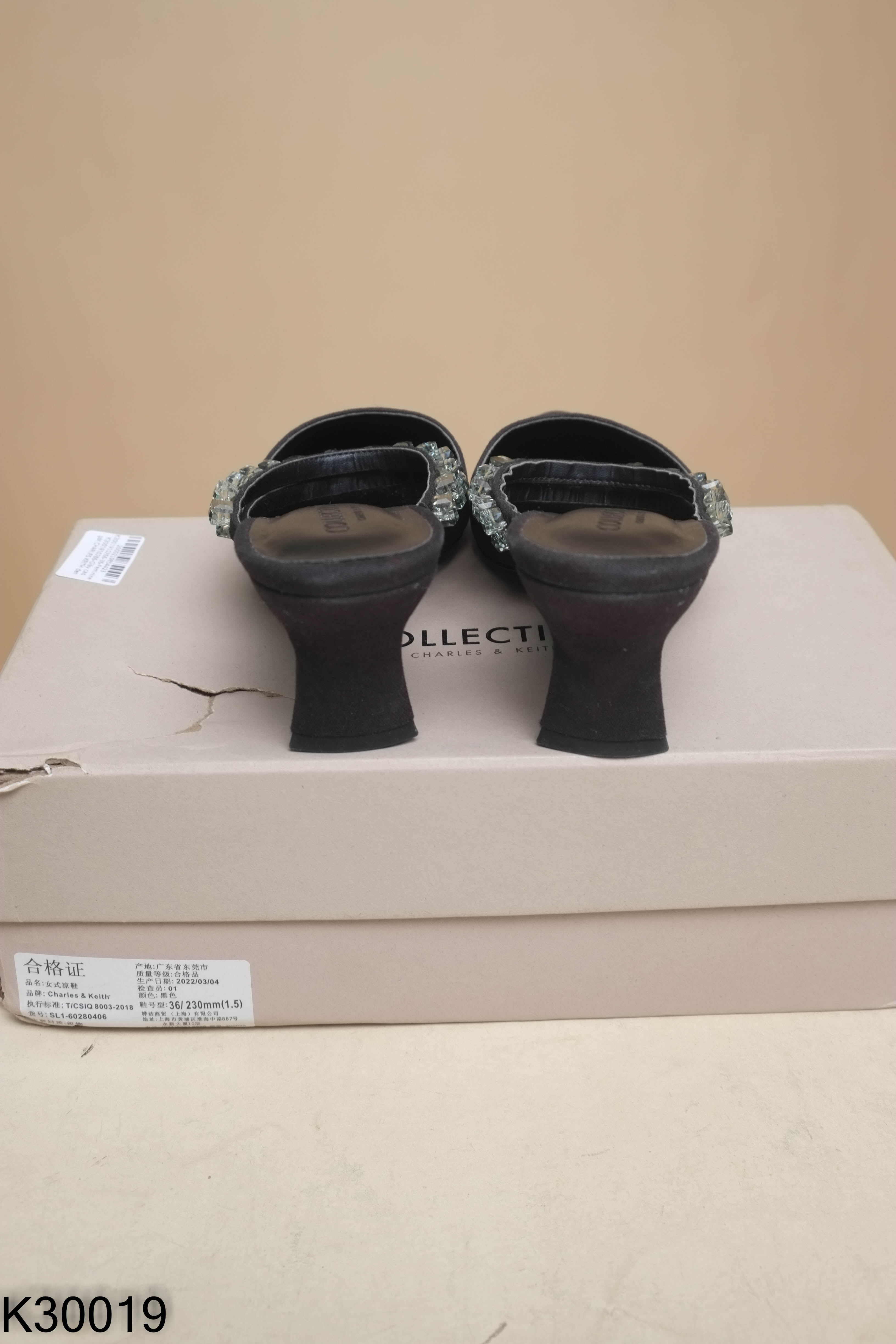 Giày cao gót CHARLES KEITH đen phối đá