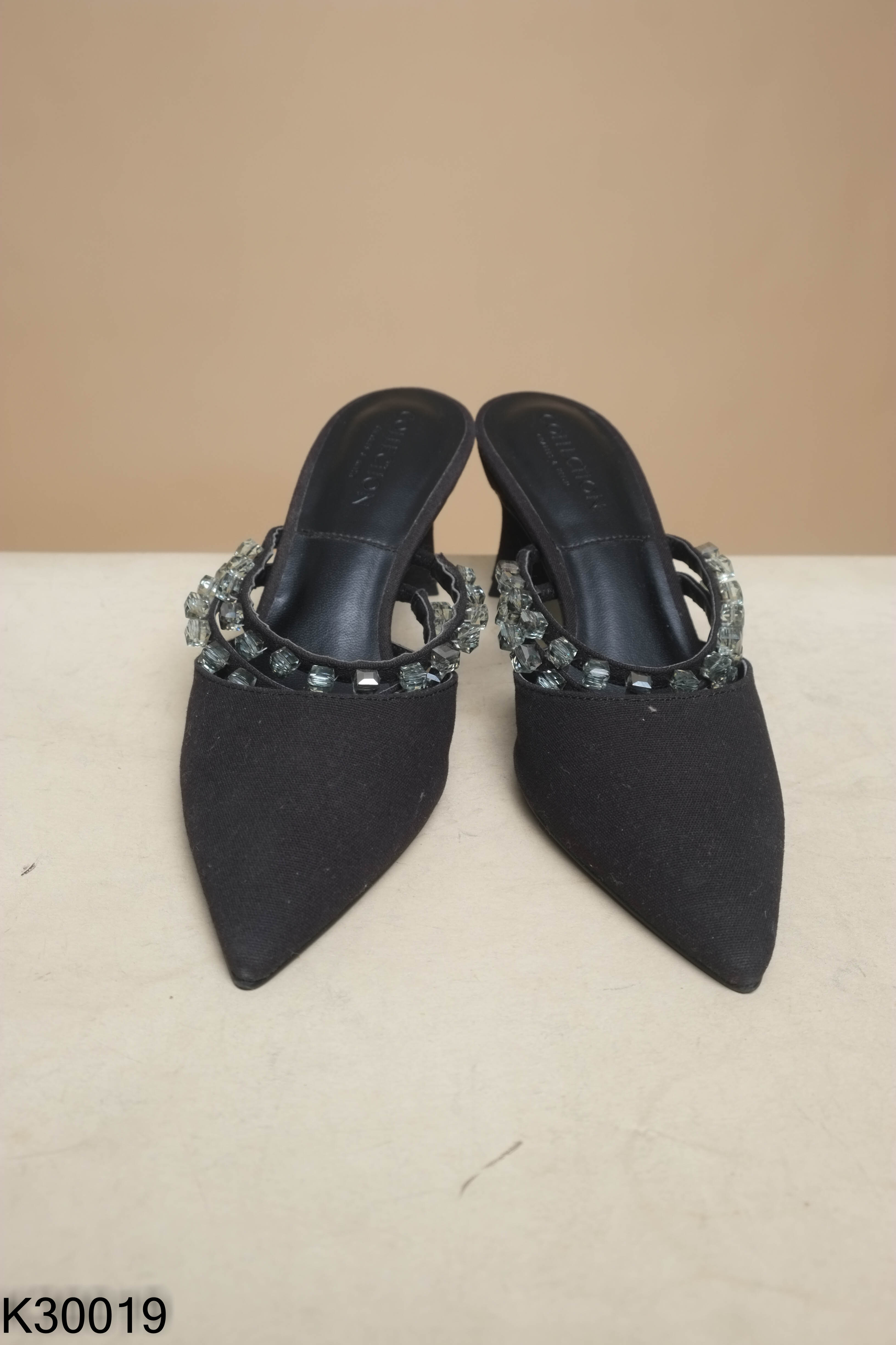 Giày cao gót CHARLES KEITH đen phối đá