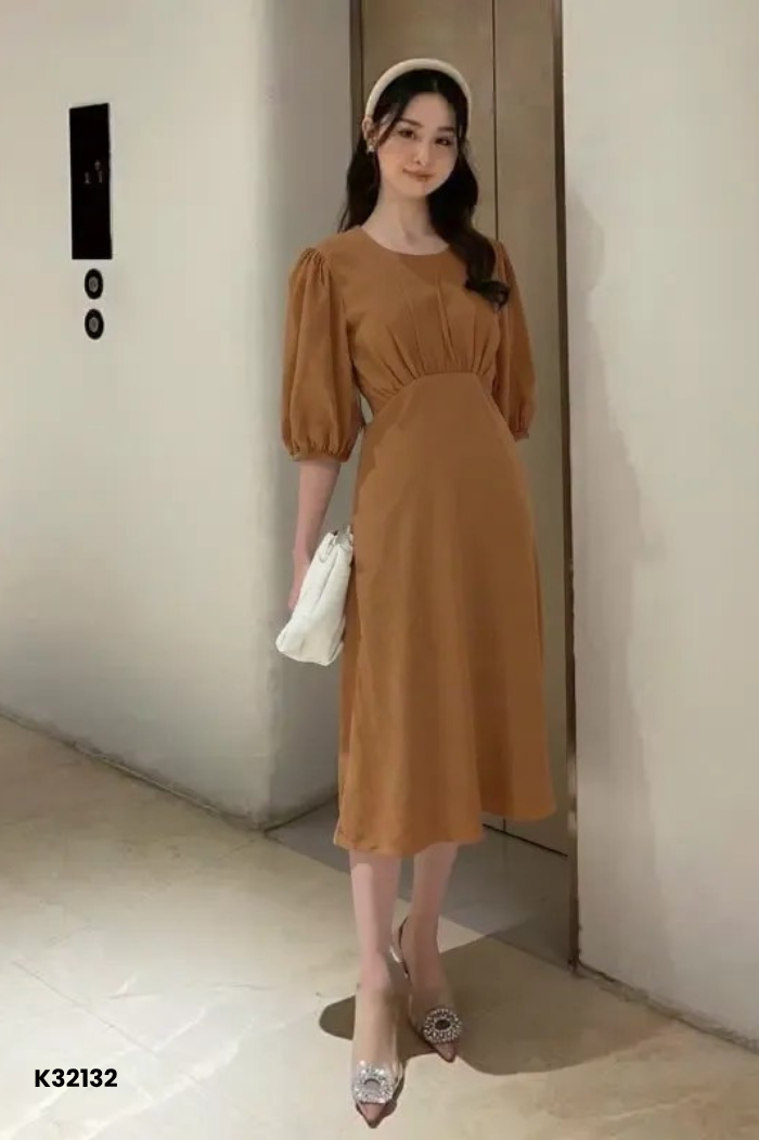 Váy nâu trơn vạt suông cổ tròn