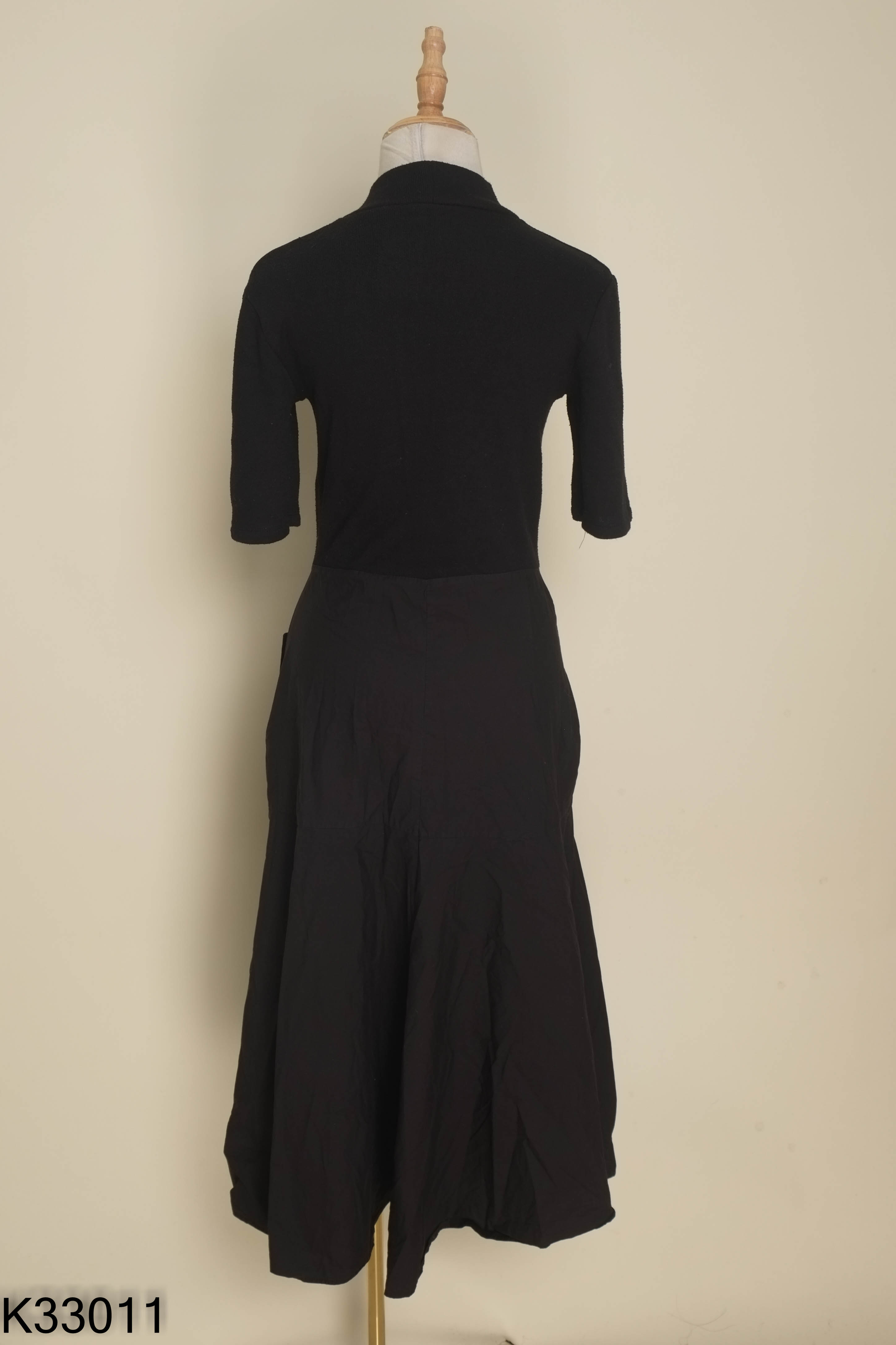 Váy đen ZARA cổ cao
