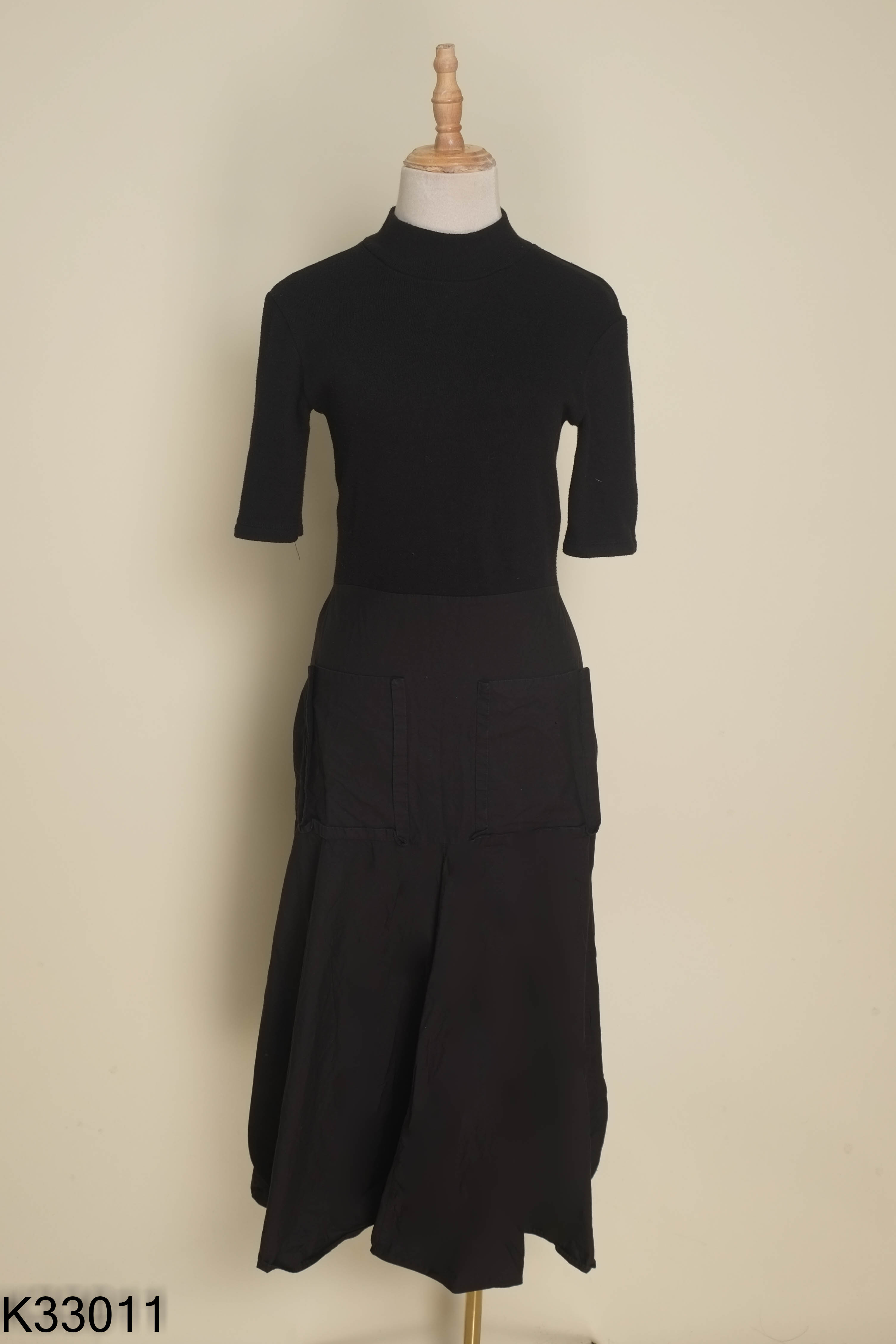 Váy đen ZARA cổ cao