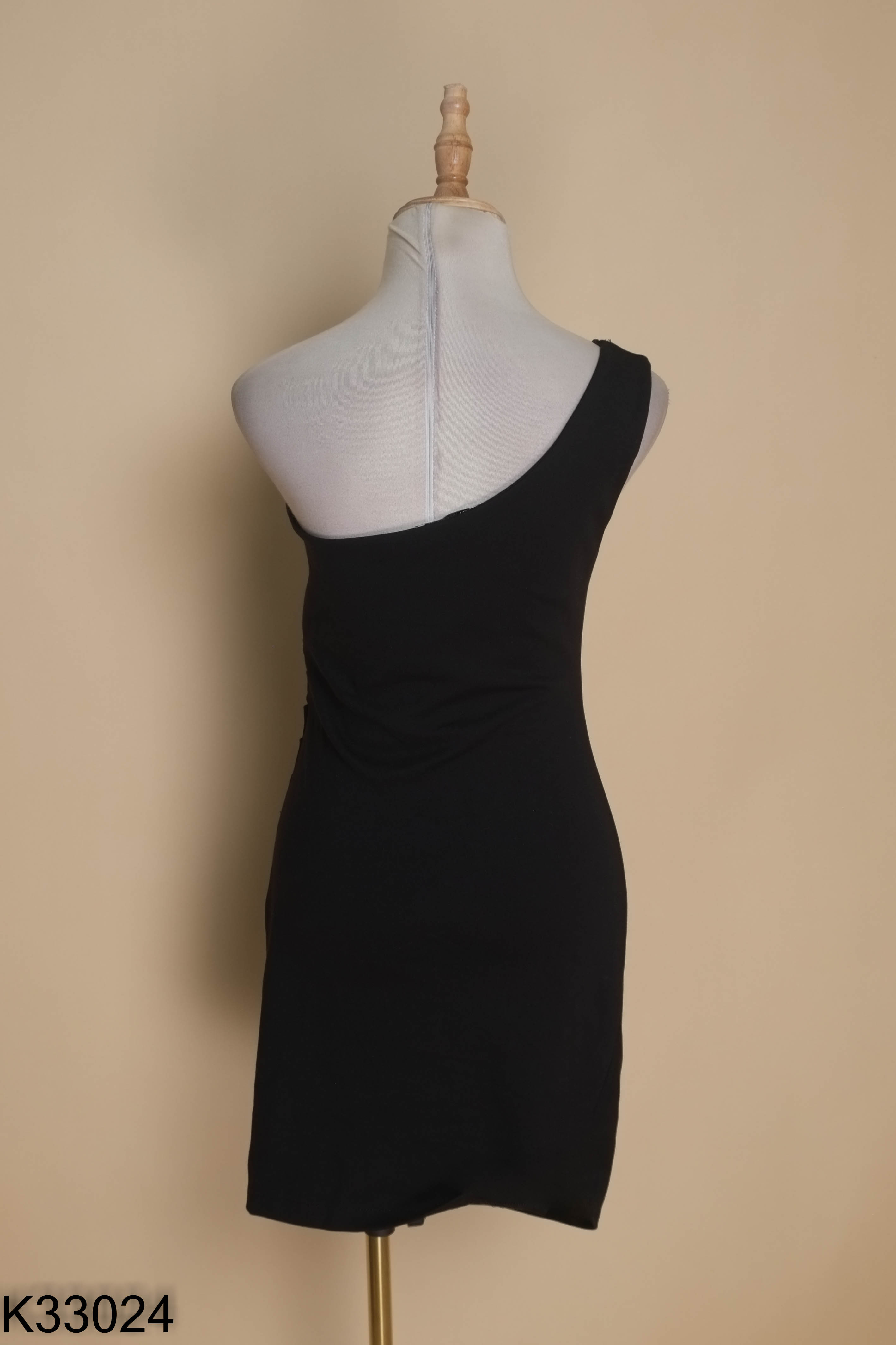 Váy đen ZARA lệch vai