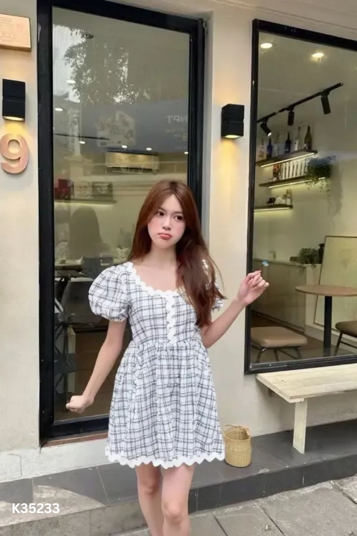 Váy trắng kẻ kẻ đen đính đá