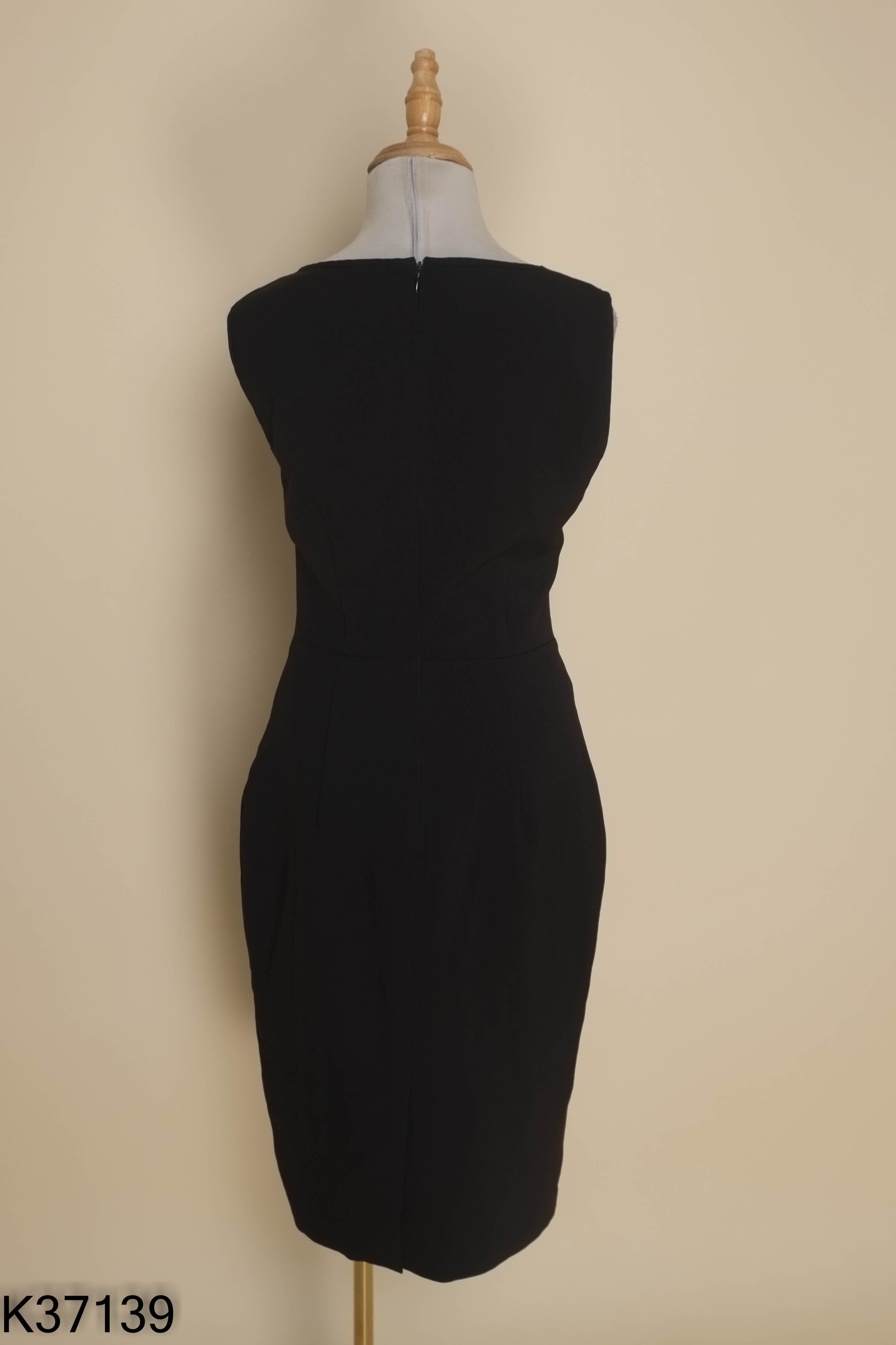 Váy đen IVY MODA sát nách suông