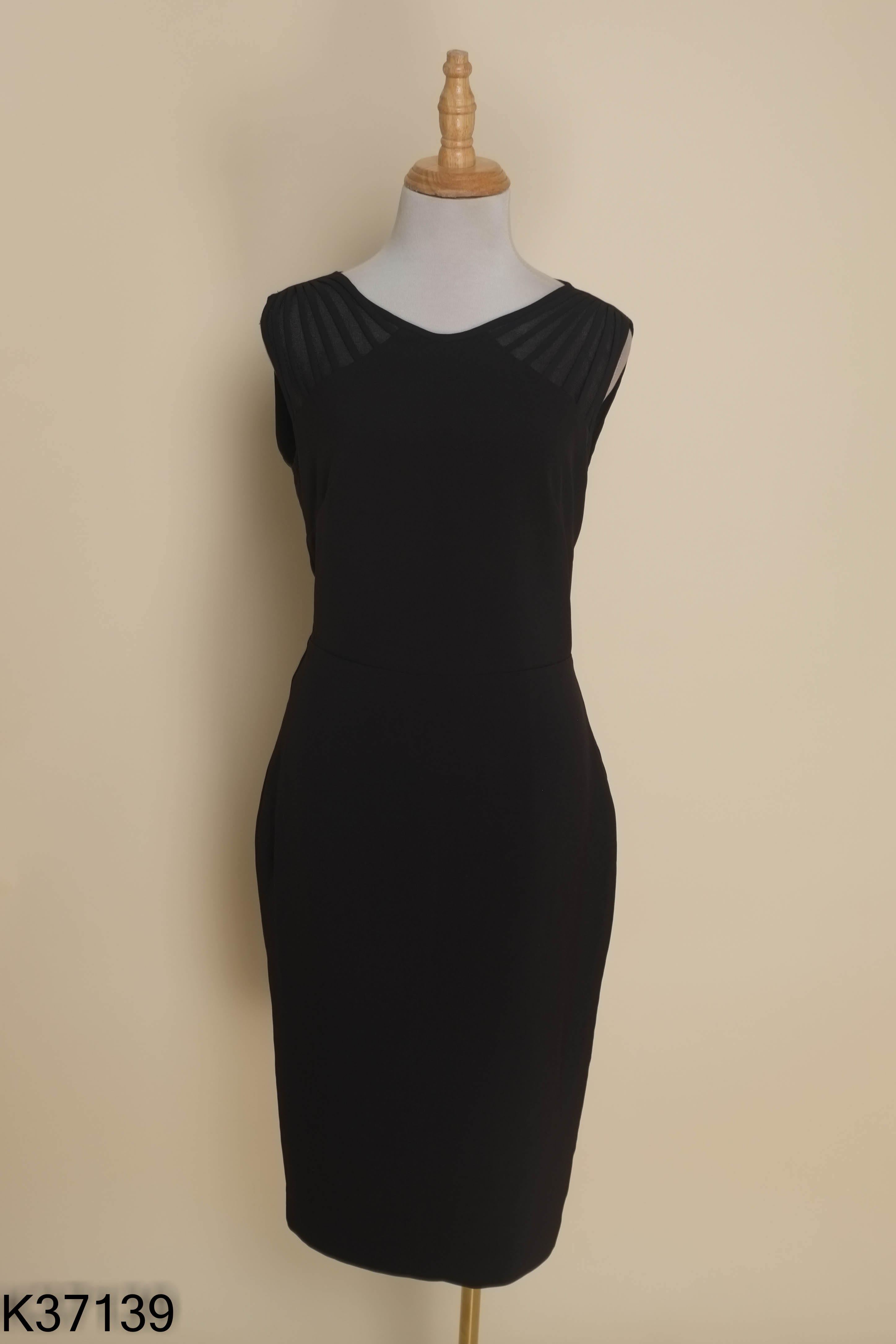 Váy đen IVY MODA sát nách suông
