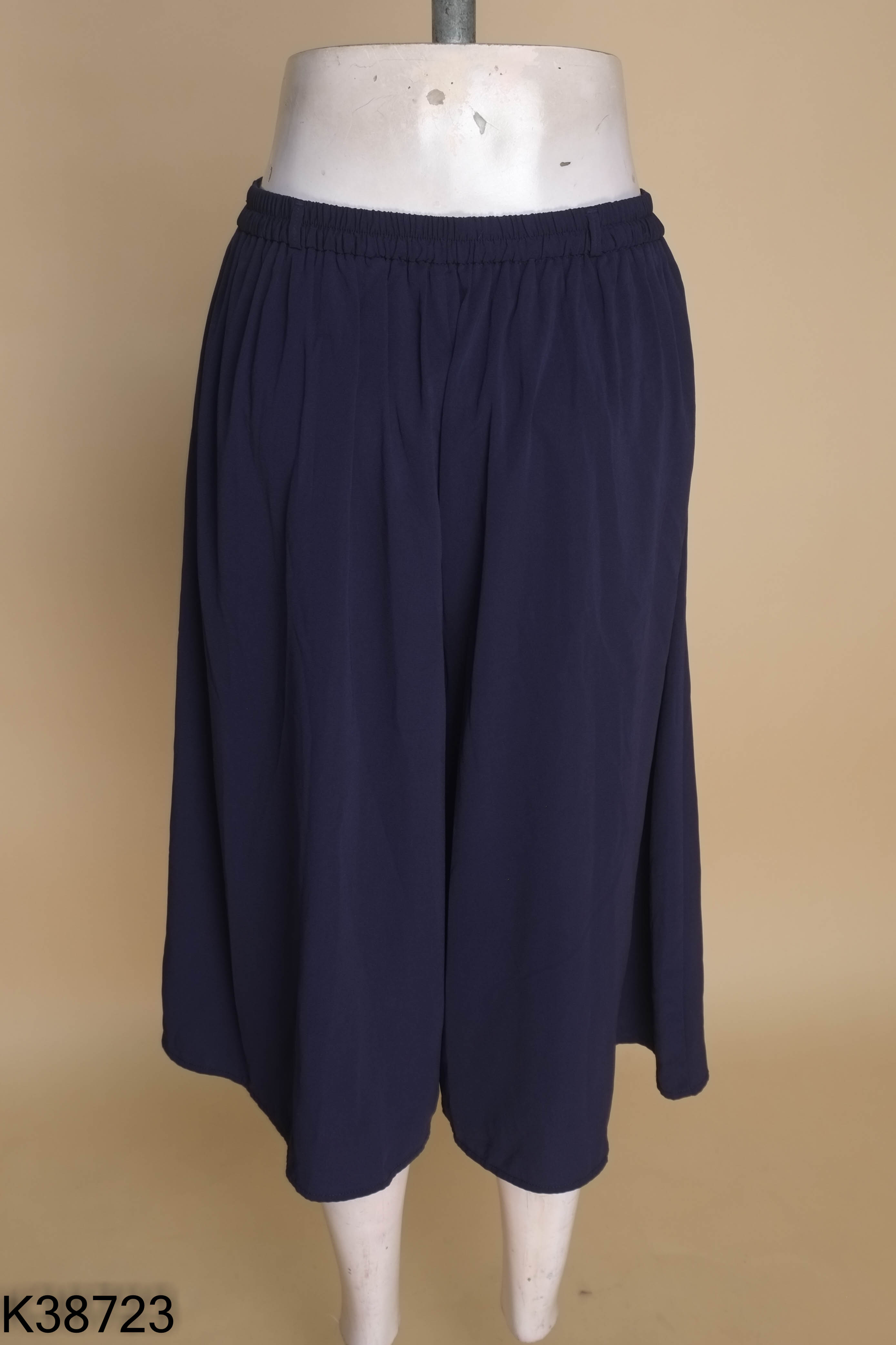 Quần culottes GU xanh than dáng lửng