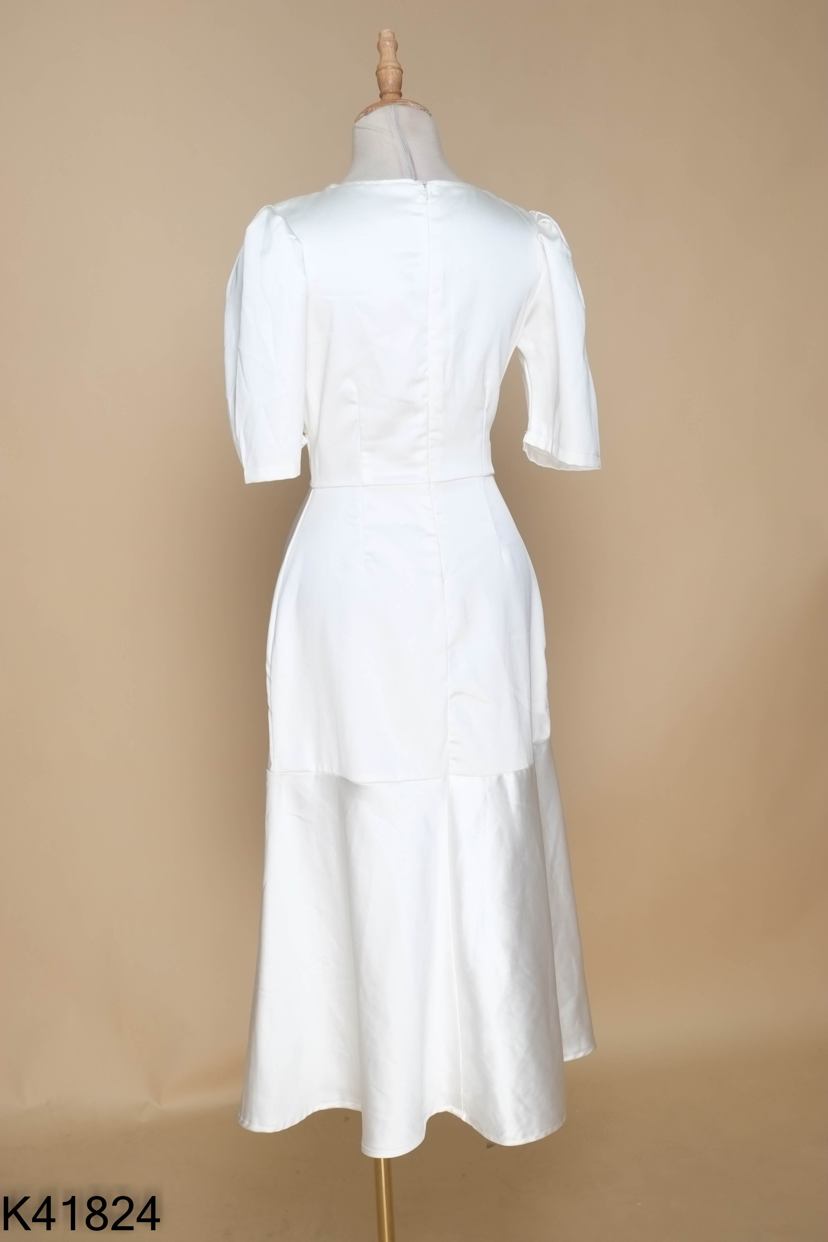 Váy trắng khoét ngực