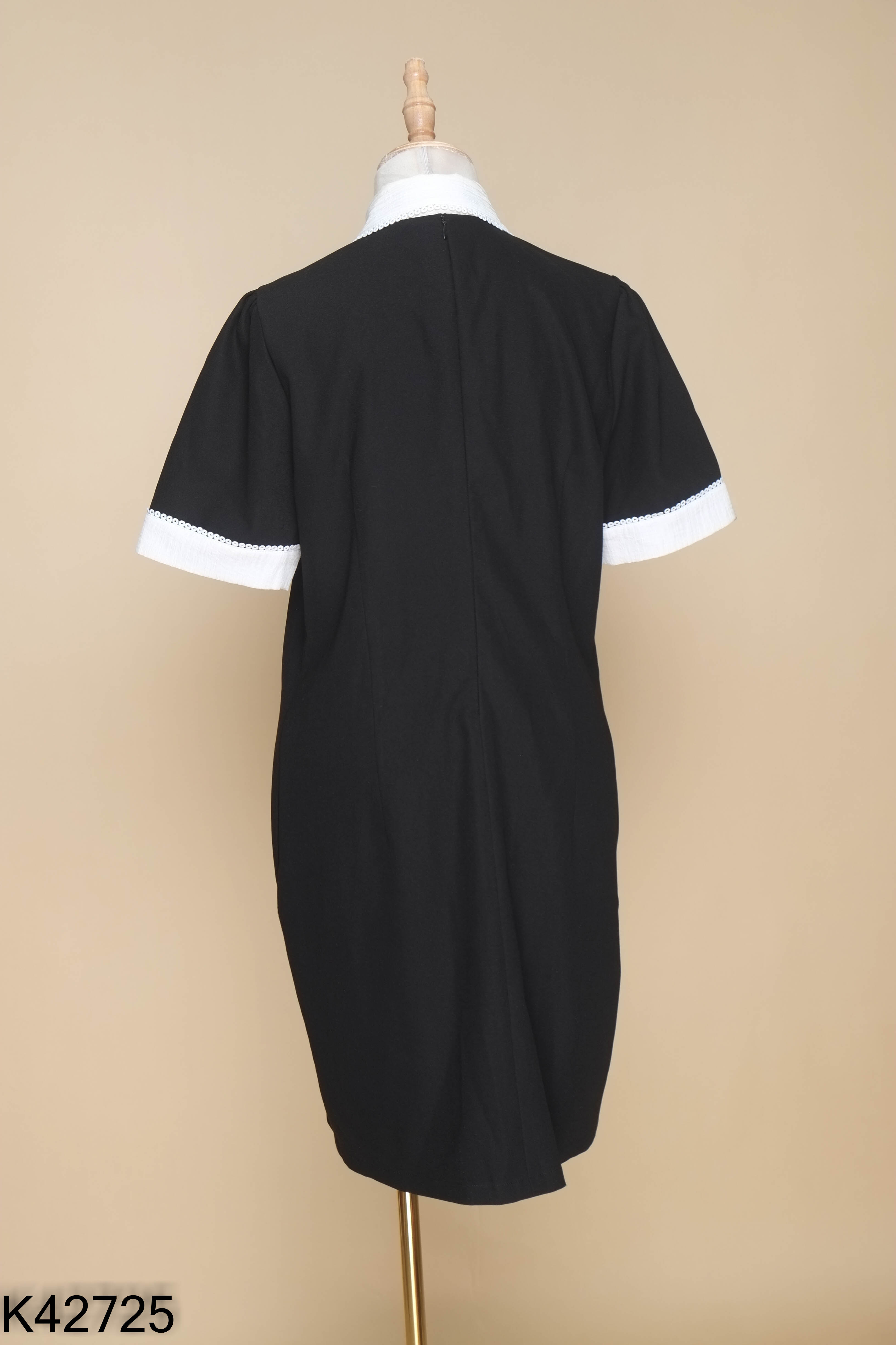 Váy đen BEAUTE BY V phối trắng cúc đá