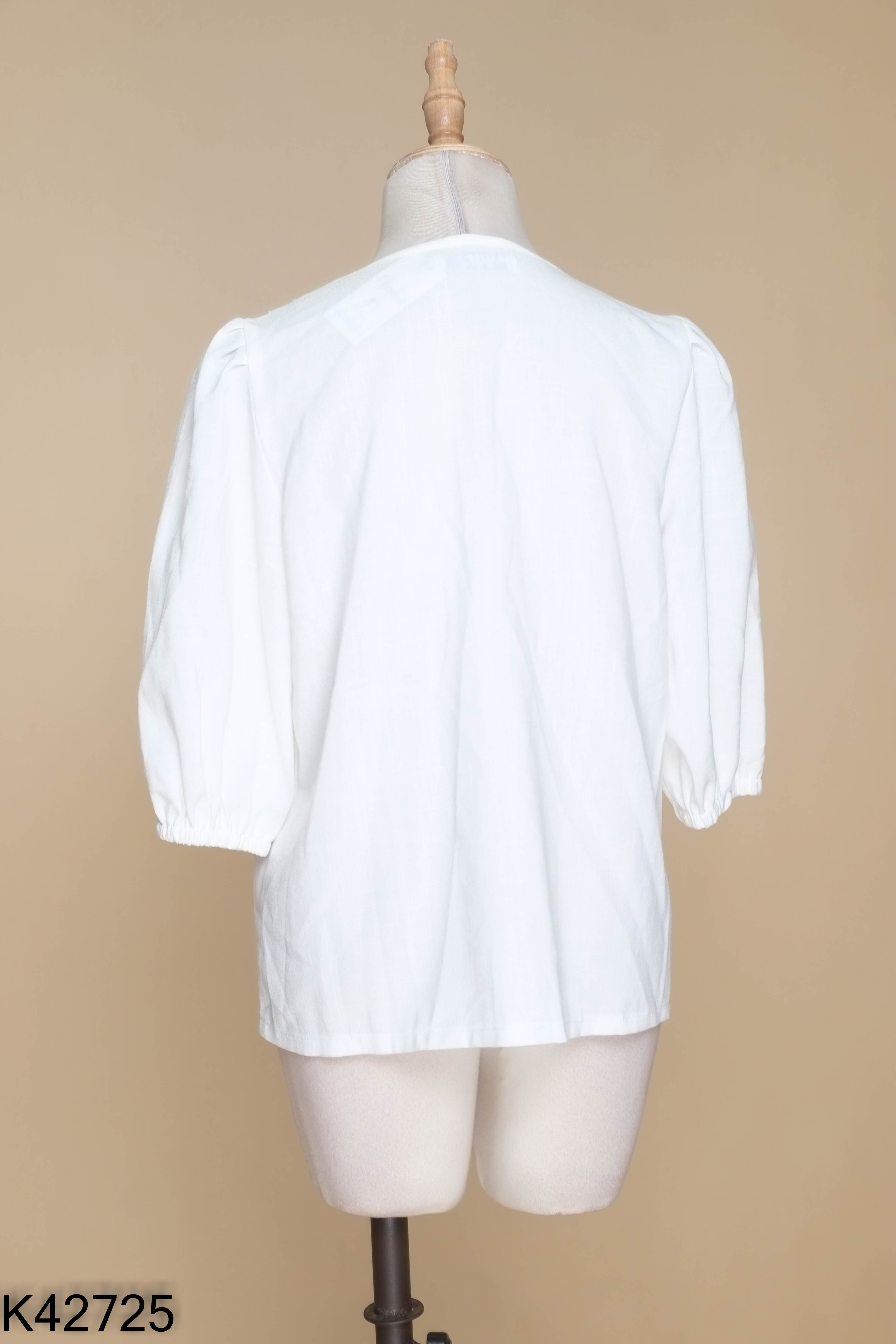 Áo linen trắng BEAUTE BY V phối cúc