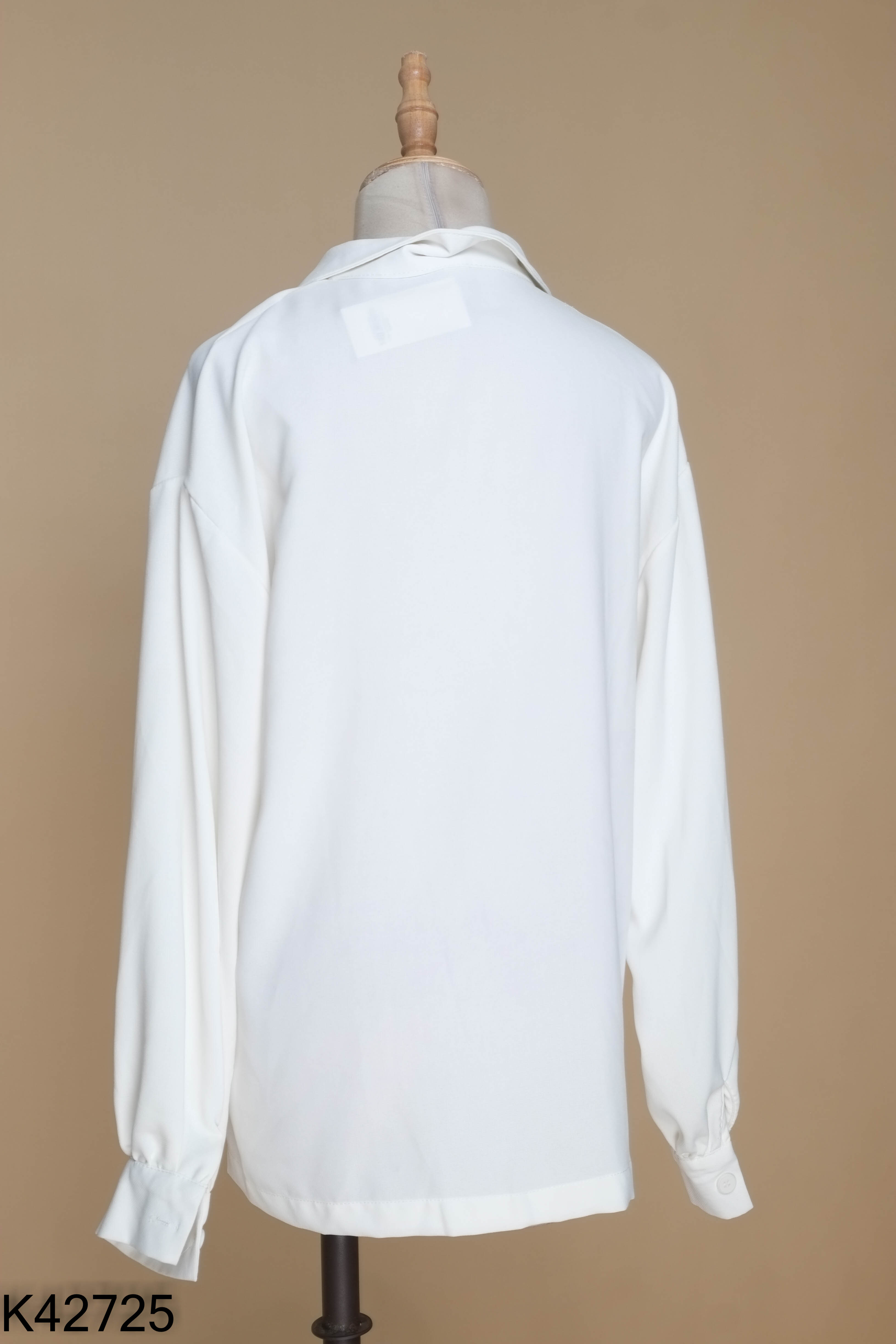 Áo trắng cổ vest phối cúc