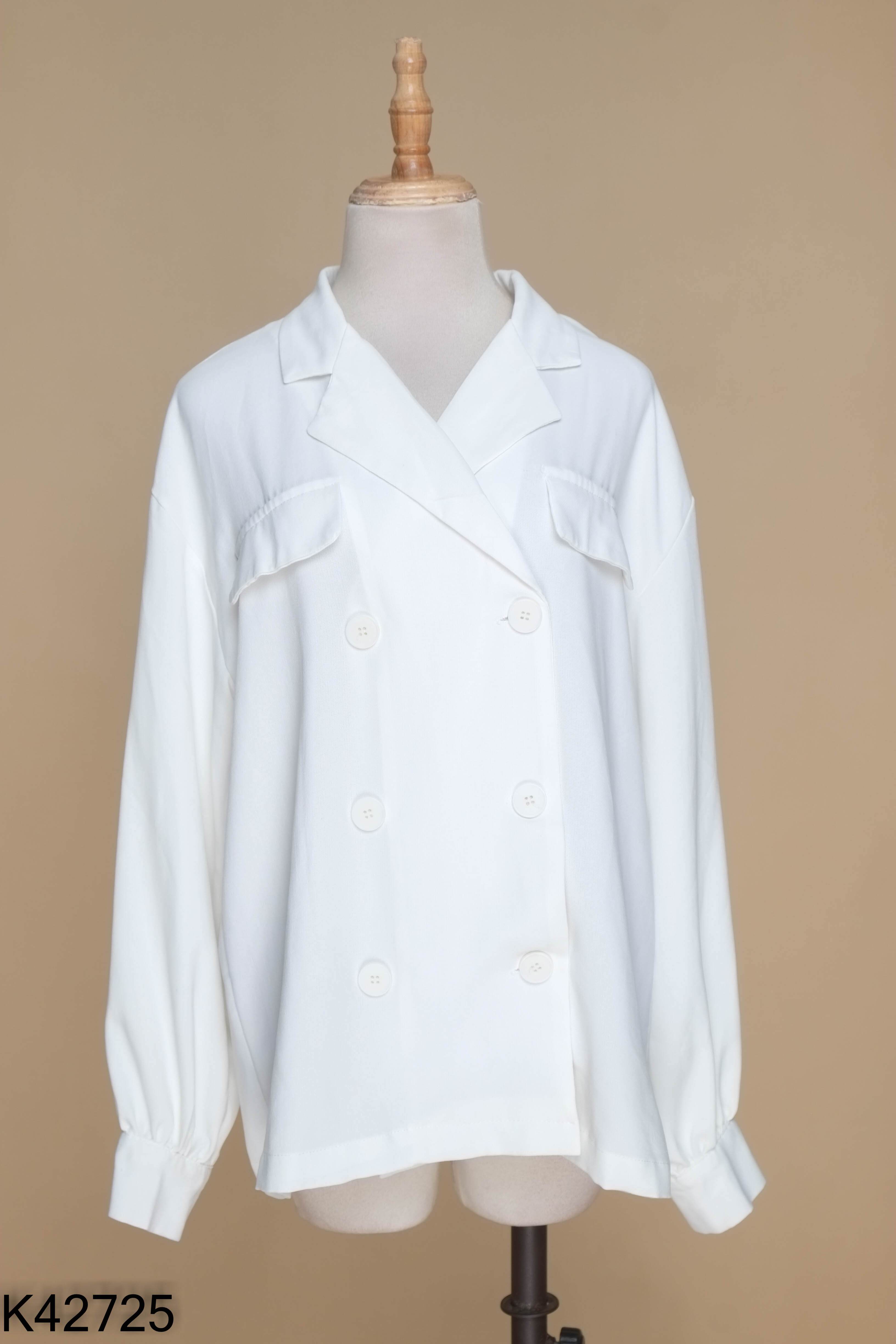 Áo trắng cổ vest phối cúc