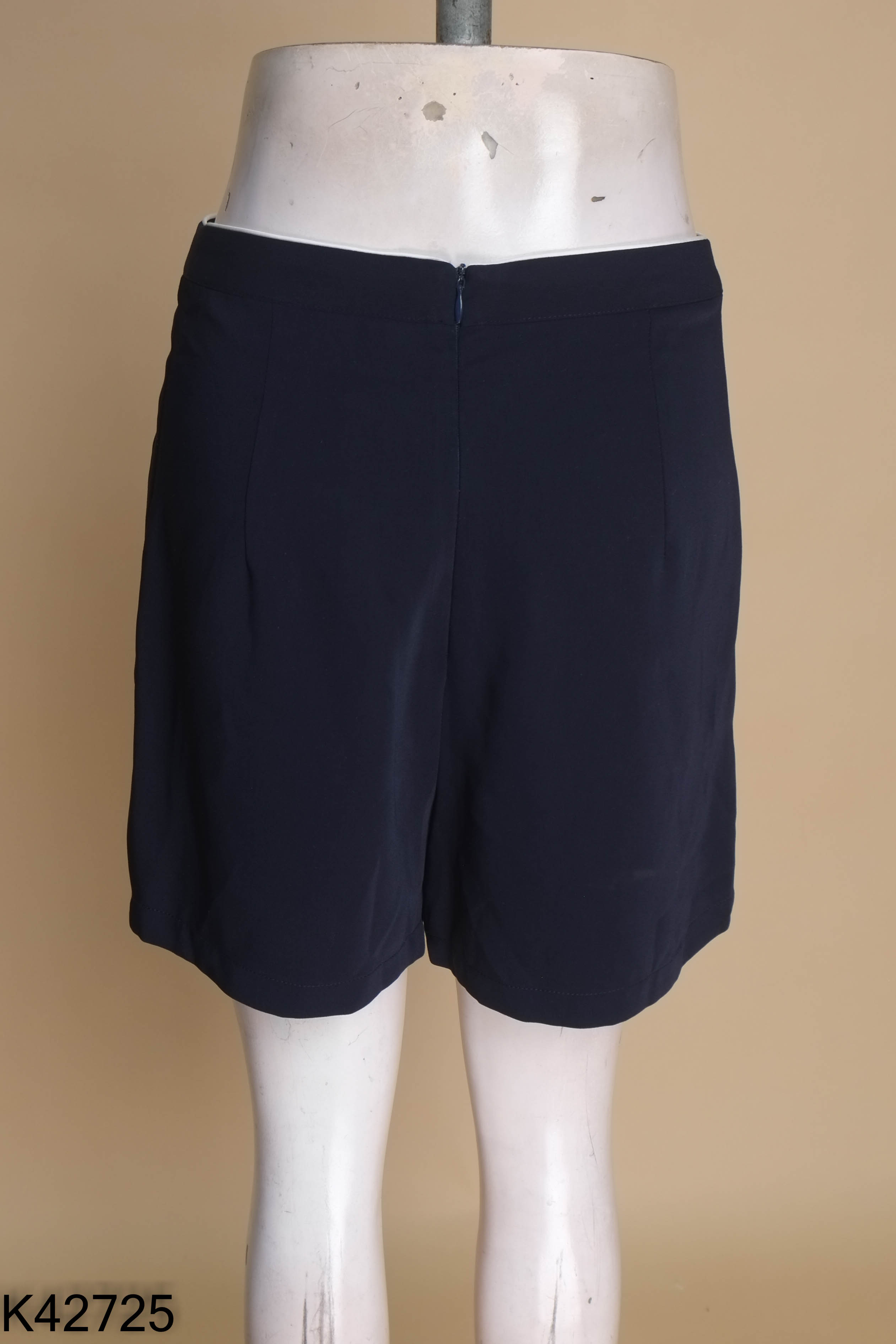 Quần shorts UP TO SECONDS xanh than viền trắng