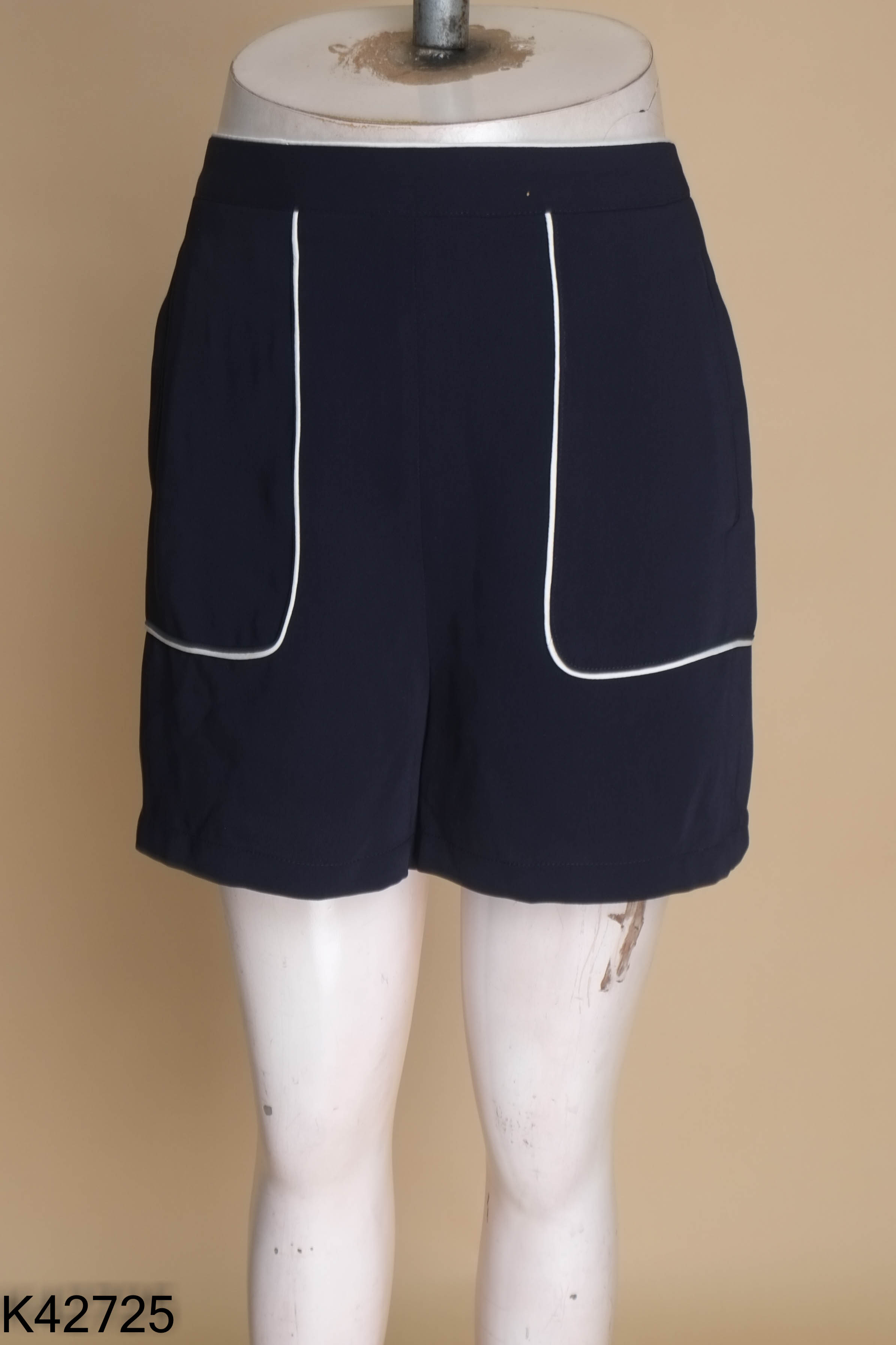 Quần shorts UP TO SECONDS xanh than viền trắng