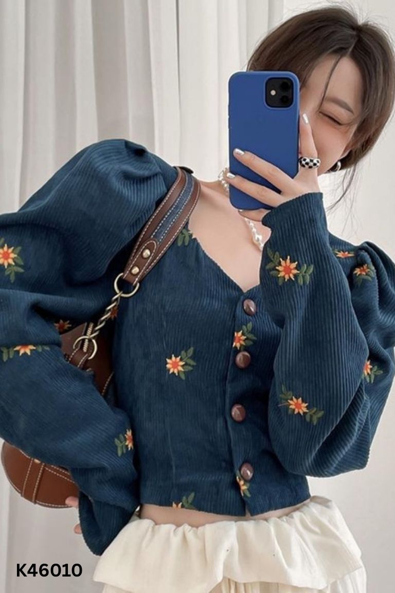 Áo len xanh gân sọc thêu hoa