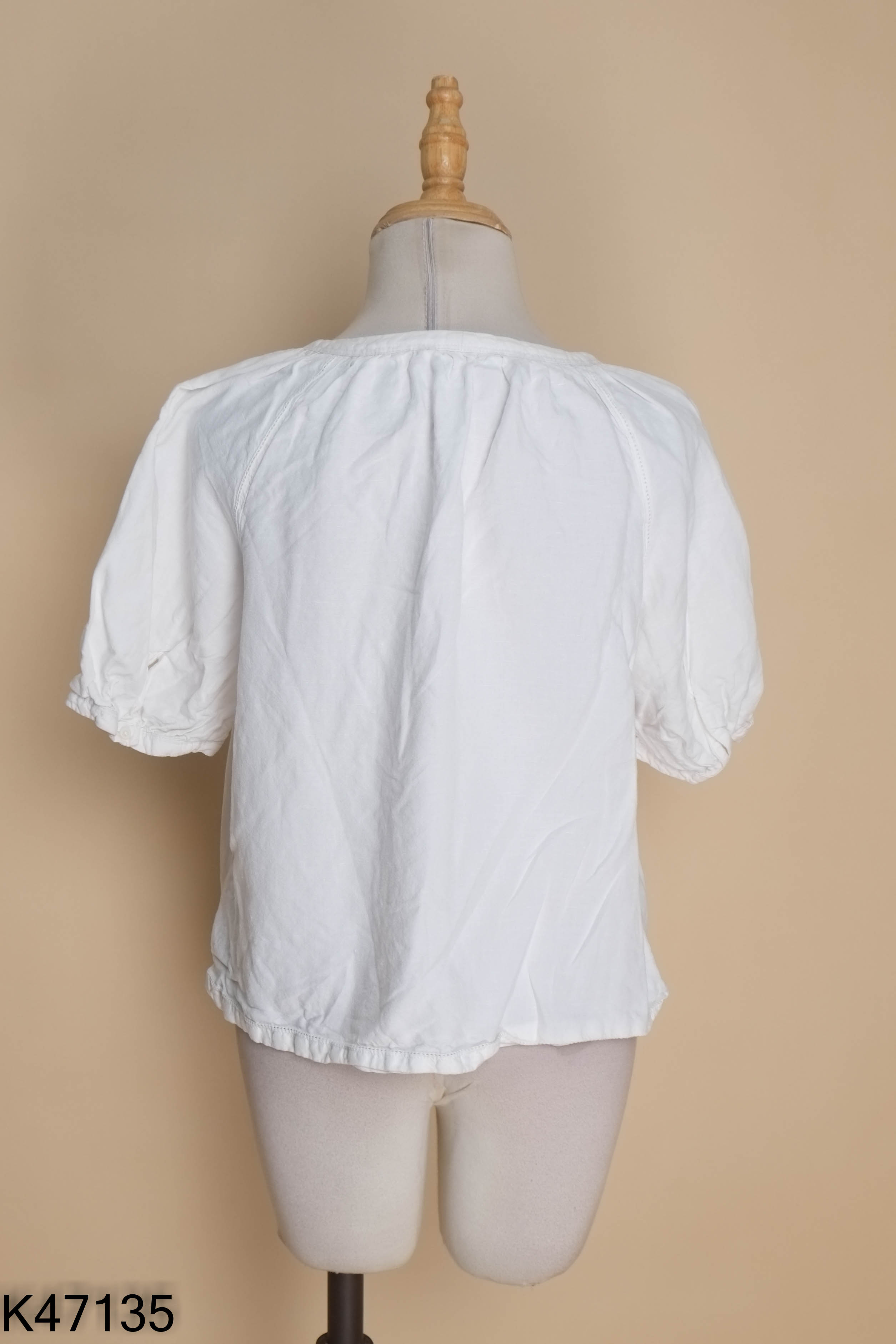 Áo trắng UNIQLO tay bồng