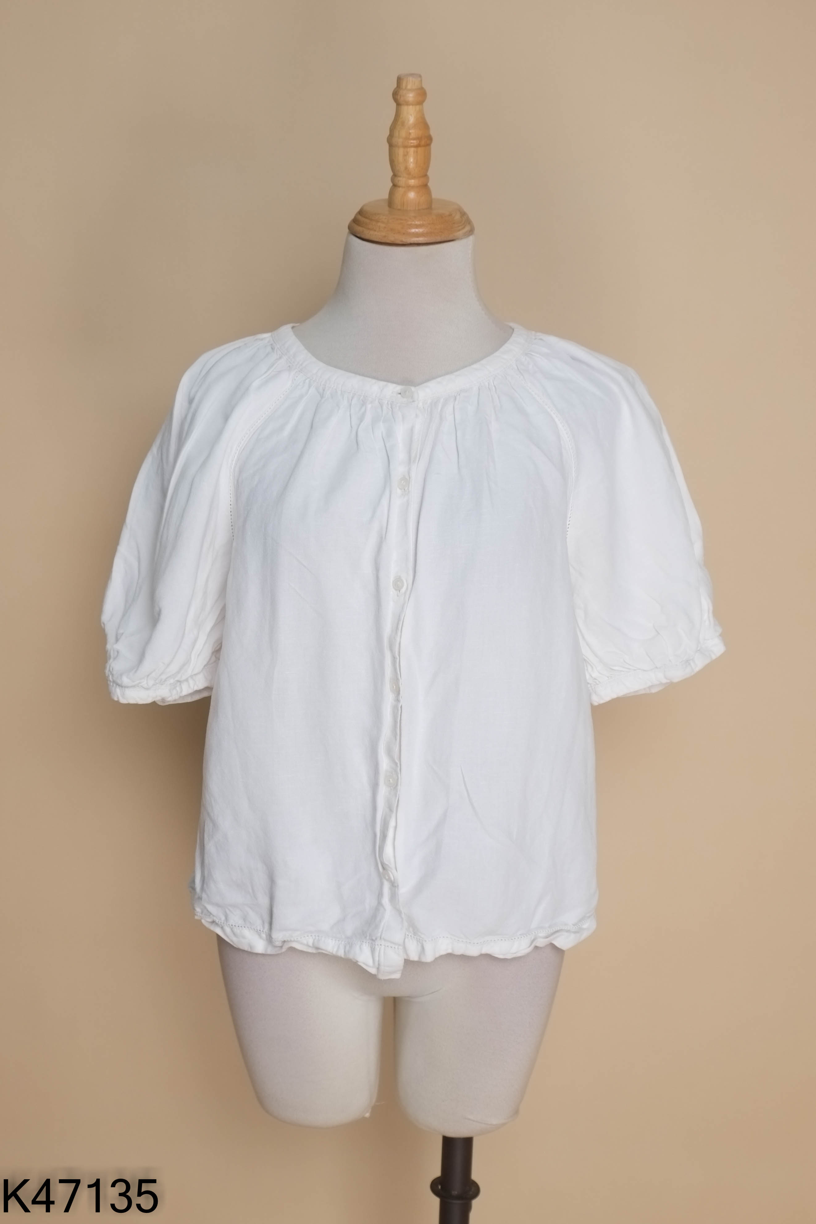 Áo trắng UNIQLO tay bồng
