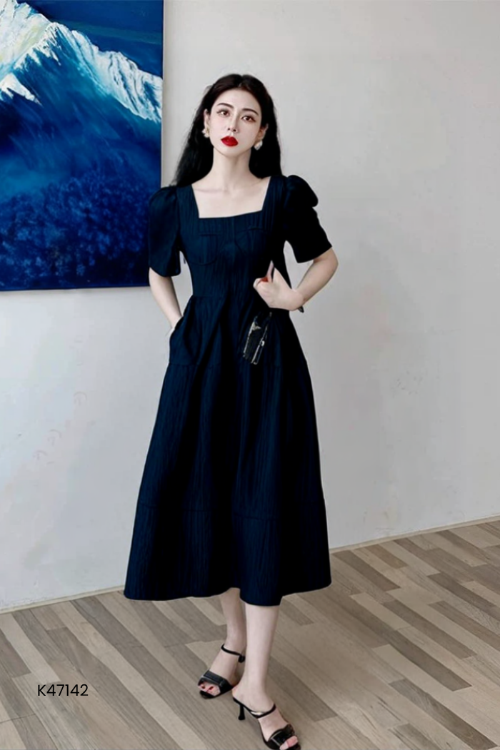 Váy đen vân cổ vuông