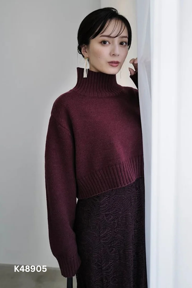 Áo len đỏ dáng ngắn cổ lọ