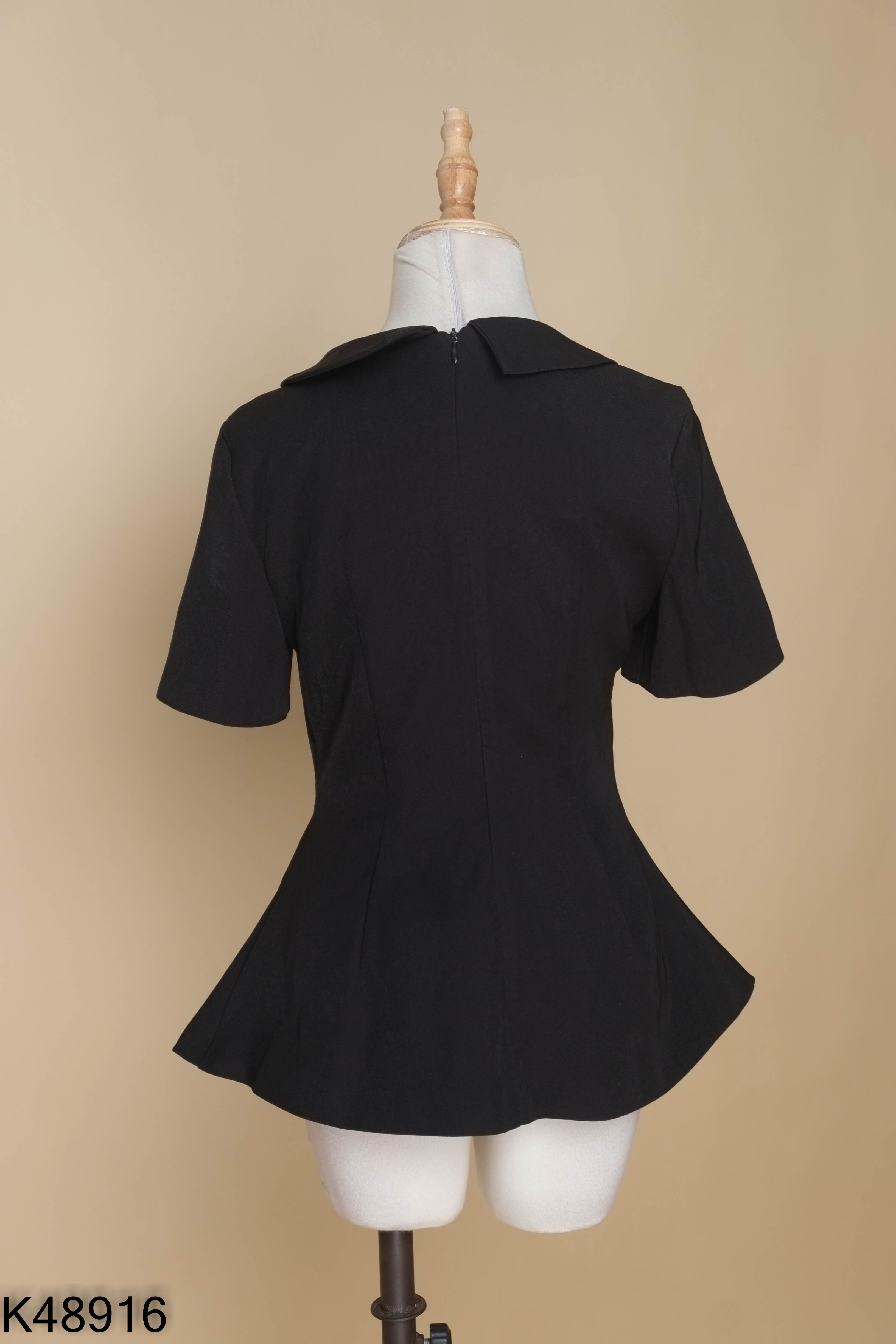 Áo đen LAVISH cổ lệch