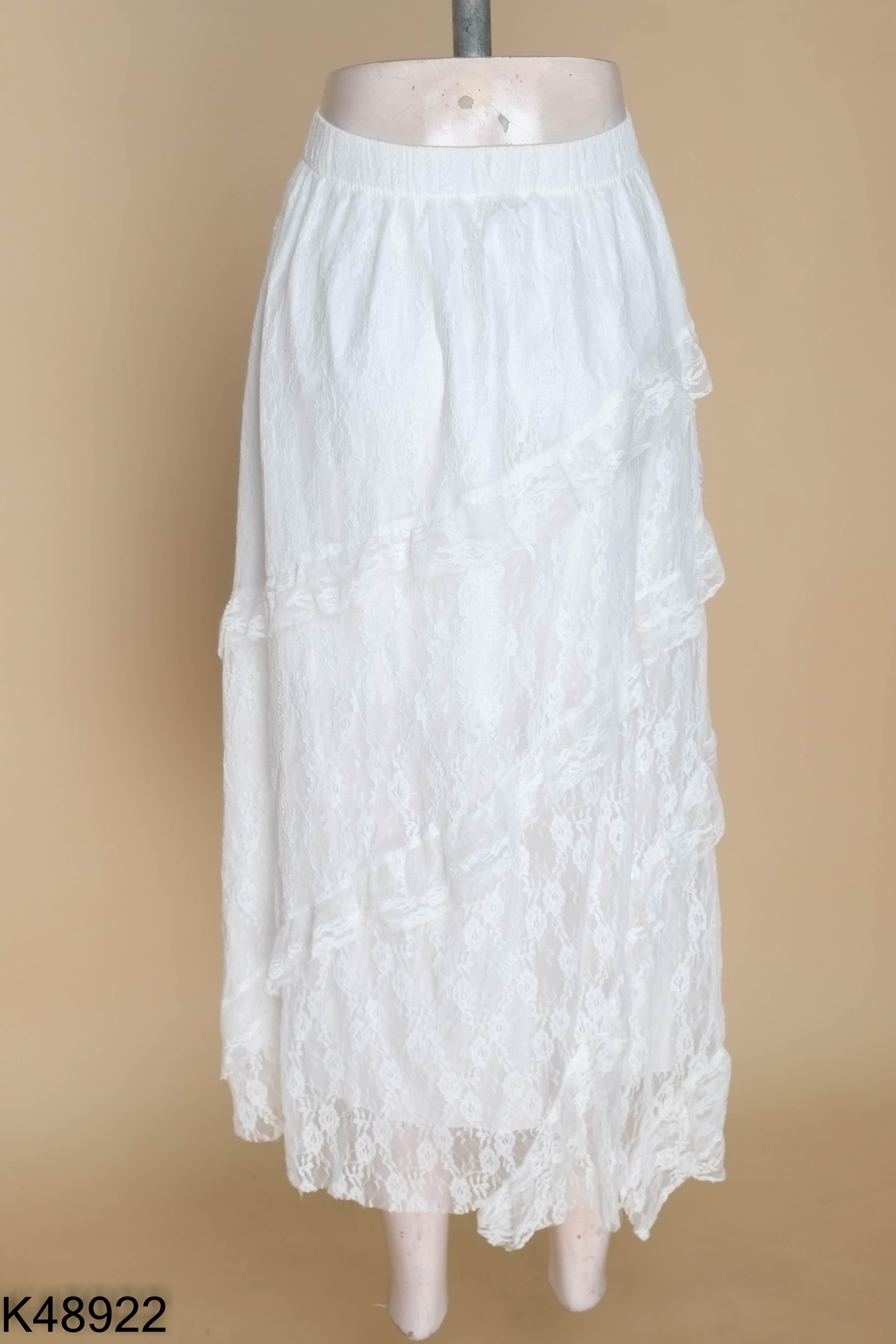 Chân váy ren trắng