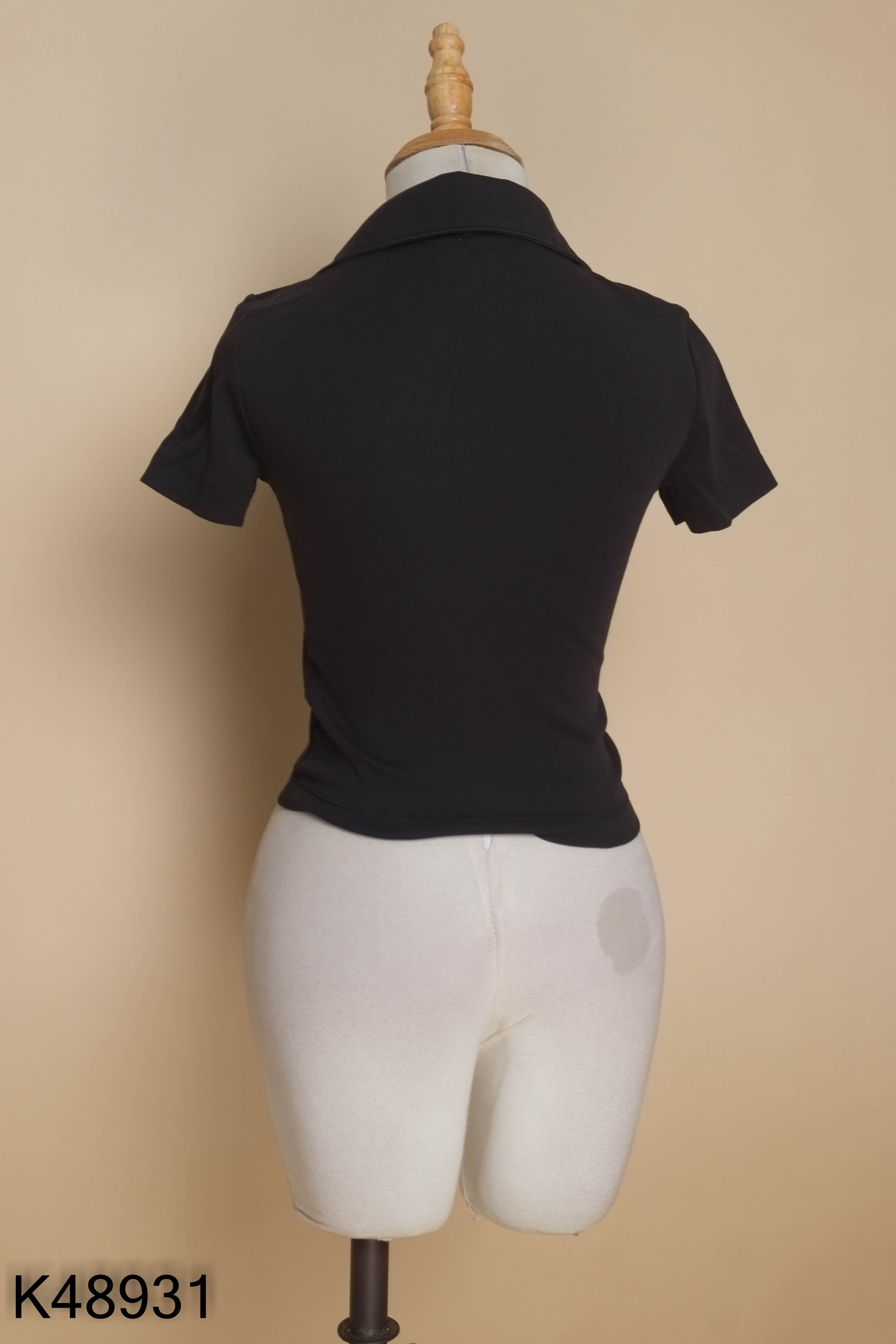 Áo UNIQLO đen cổ bẻ