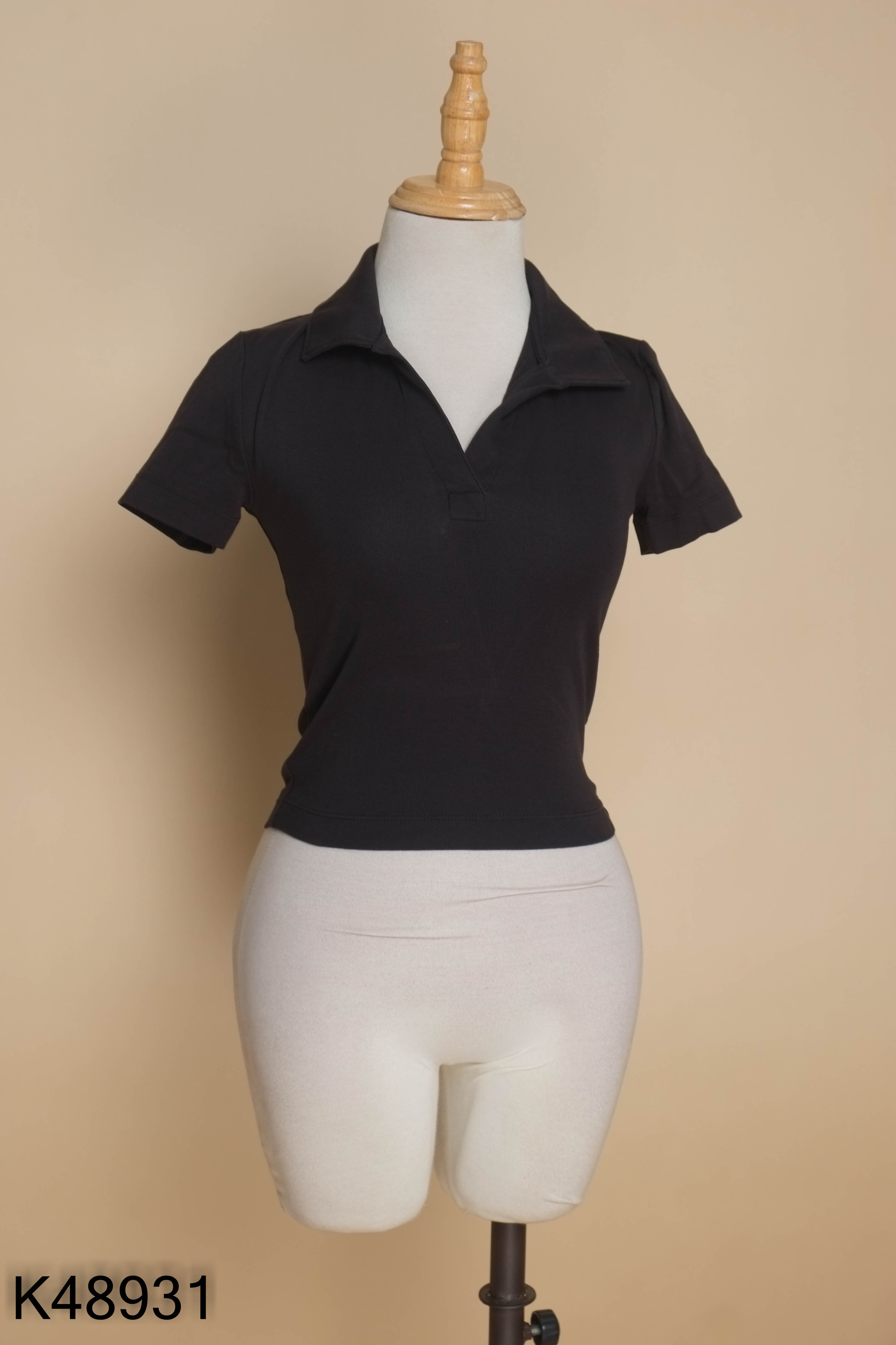 Áo UNIQLO đen cổ bẻ