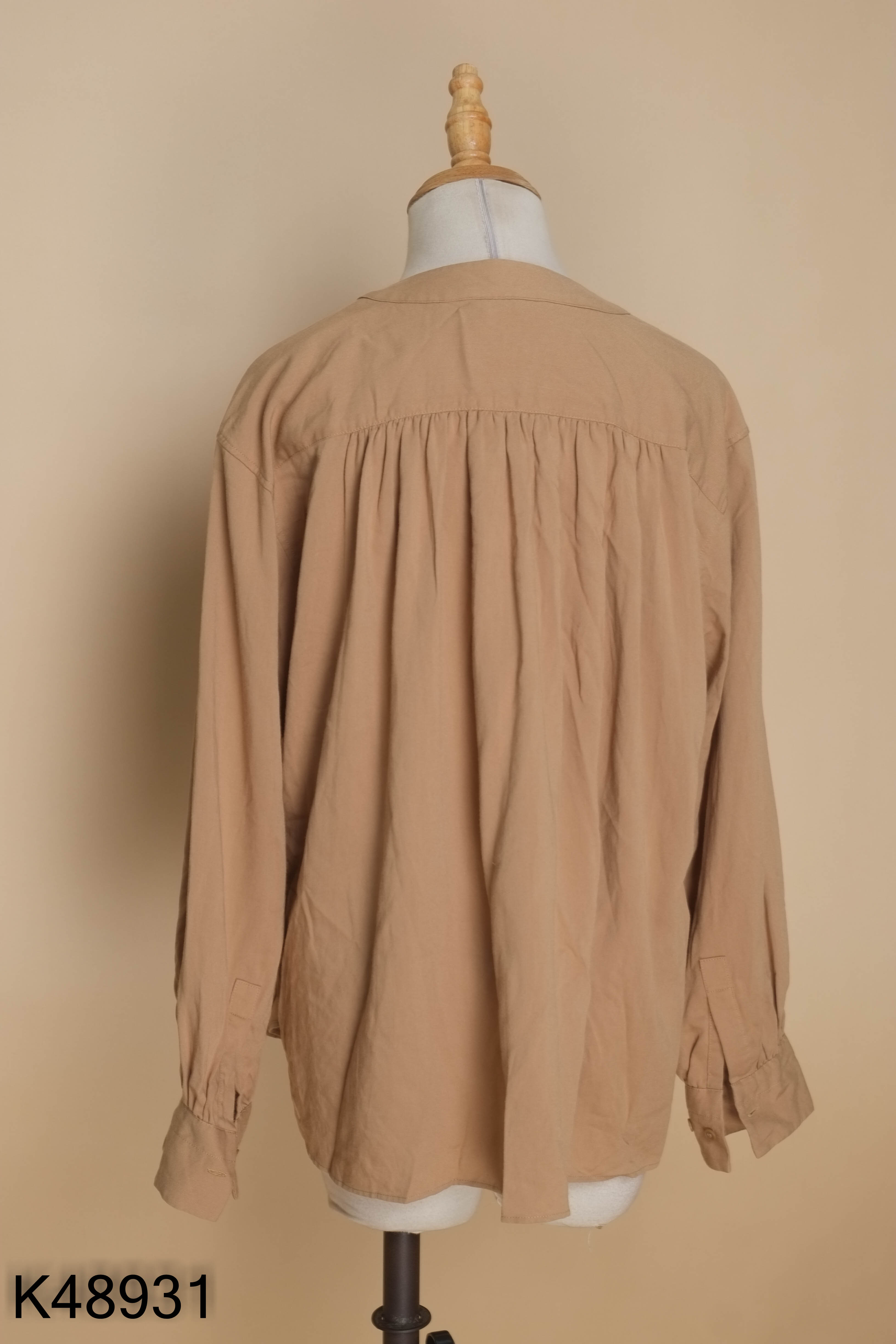 Áo UNIQLO nâu be cổ V