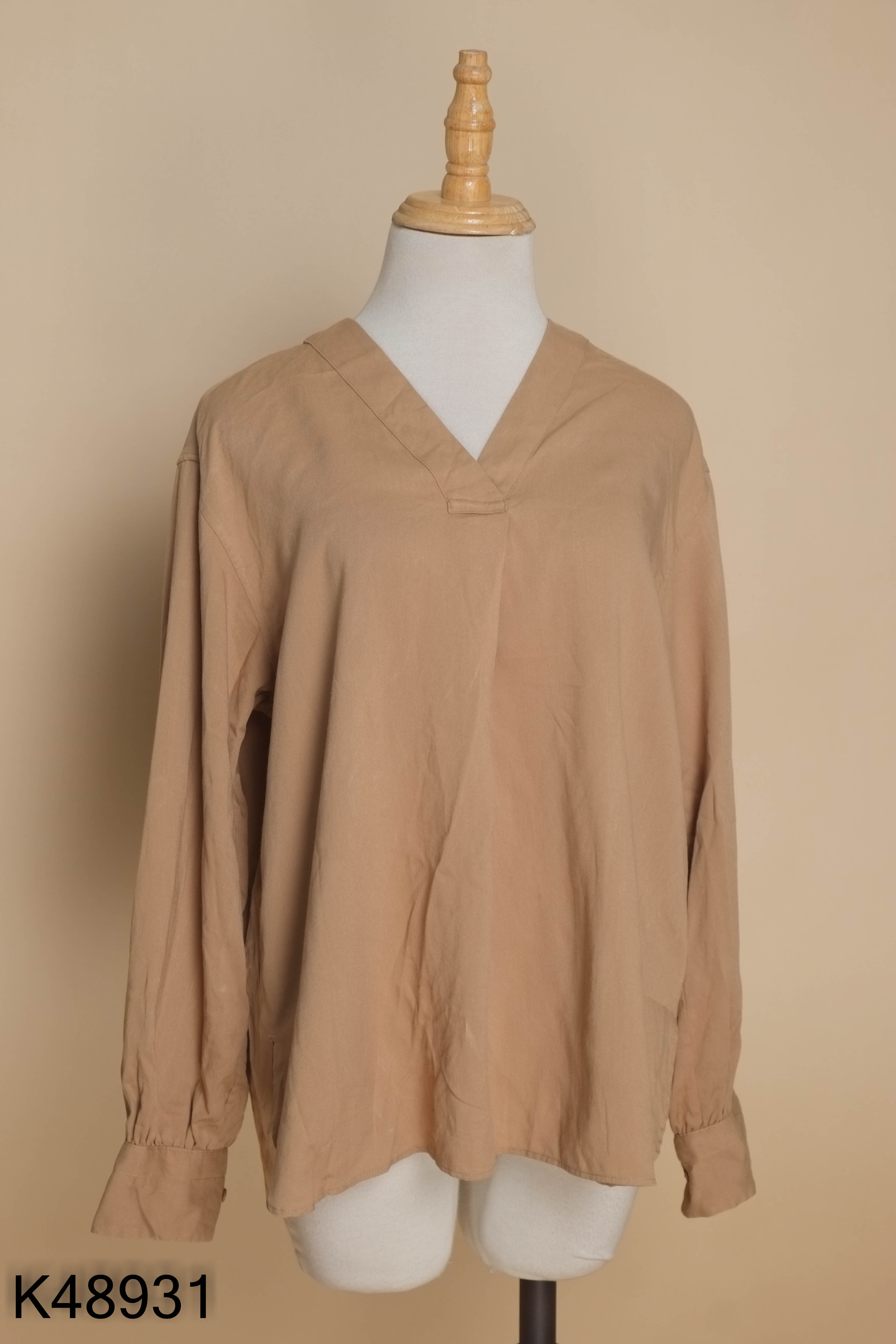 Áo UNIQLO nâu be cổ V