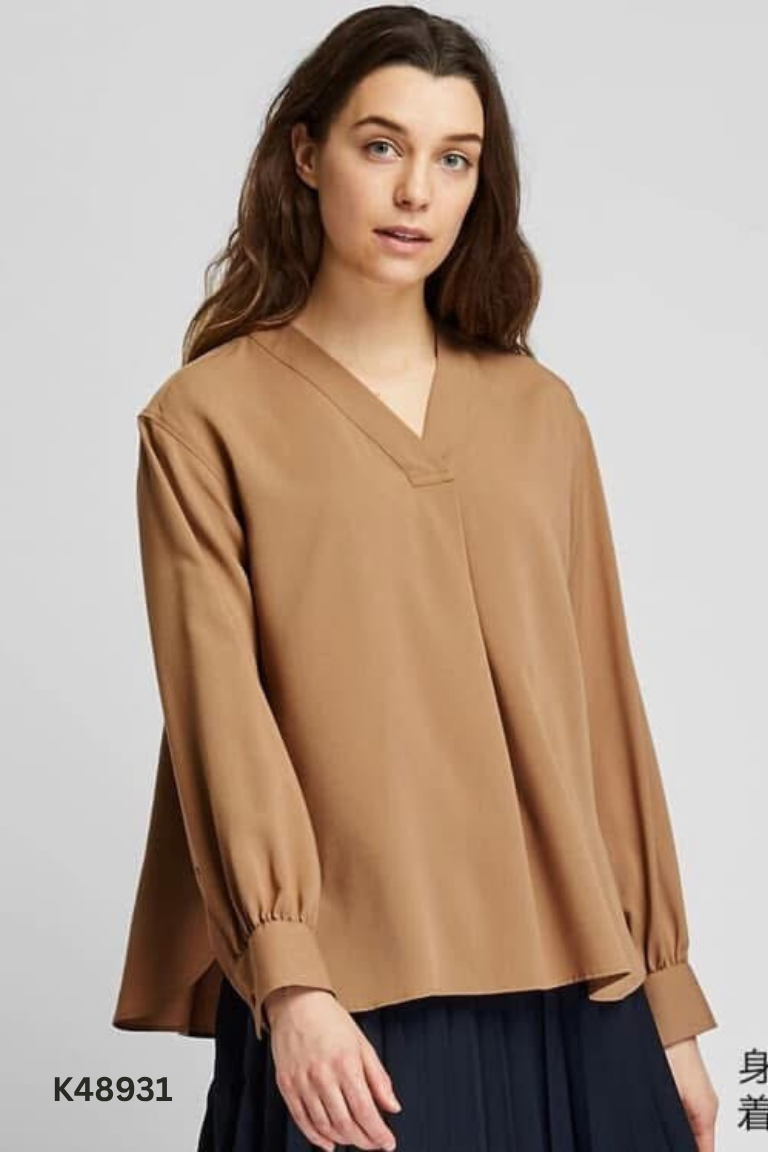 Áo UNIQLO nâu be cổ V