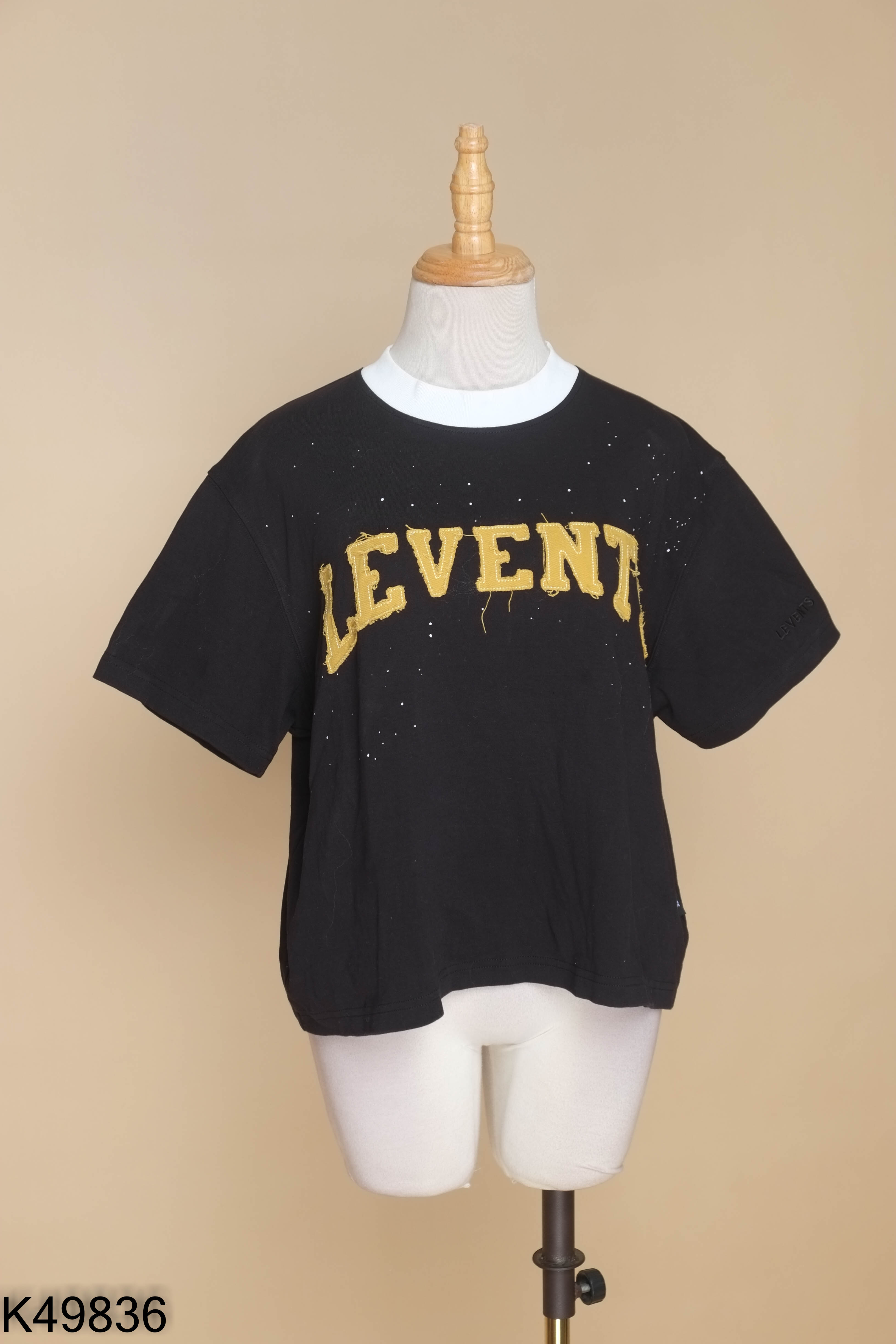 Áo đen LEVENT chữ vàng