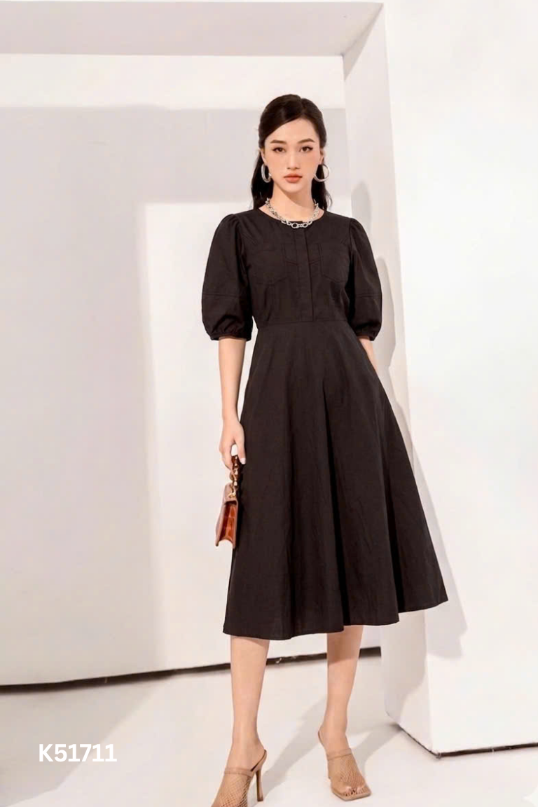 Váy đen trơn cổ tròn