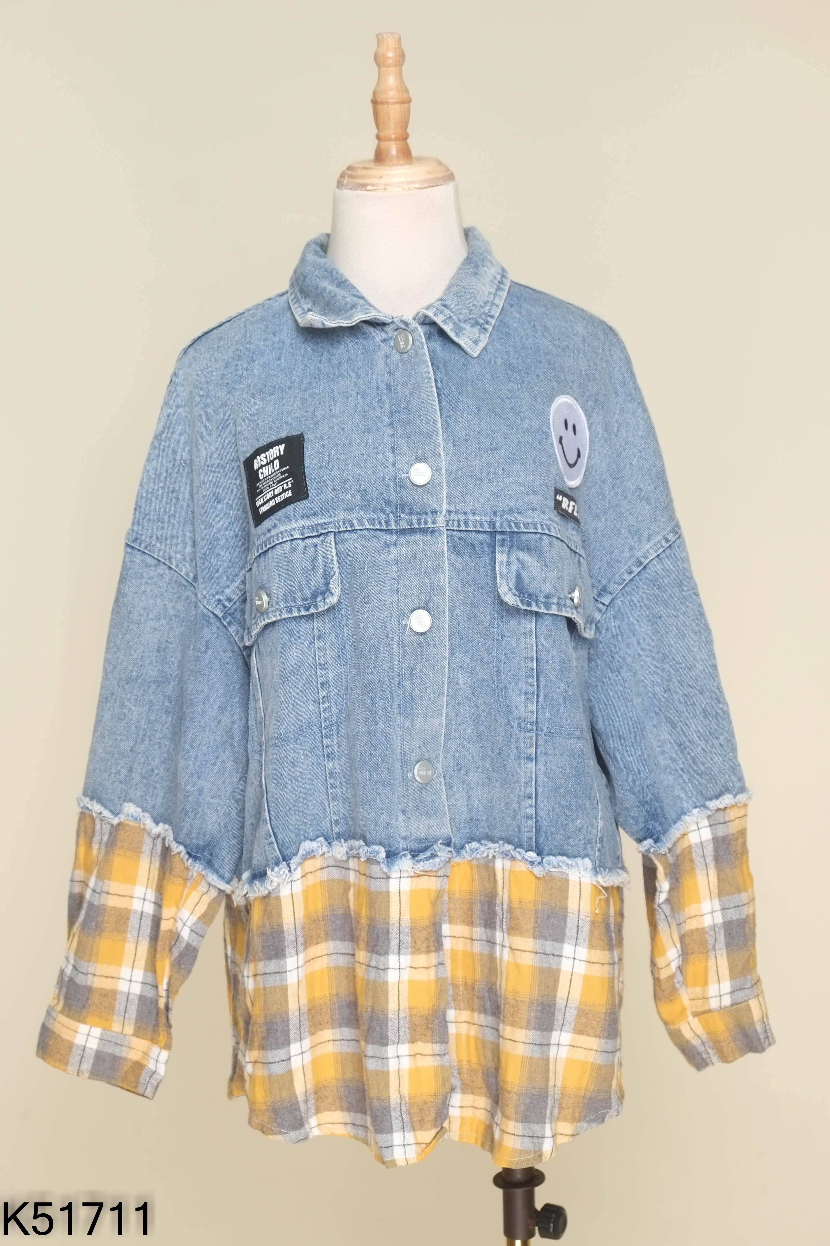 Áo khoác jeans xanh phối kẻ vàng