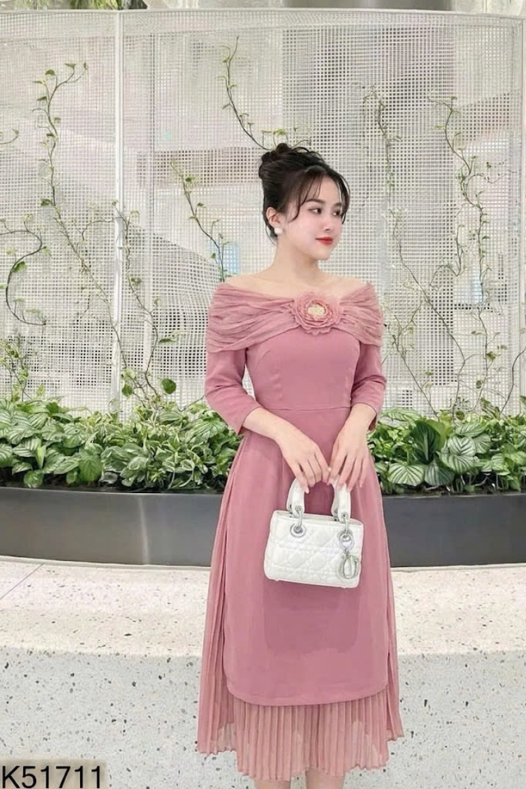 Váy hồng trễ vai đính hoa