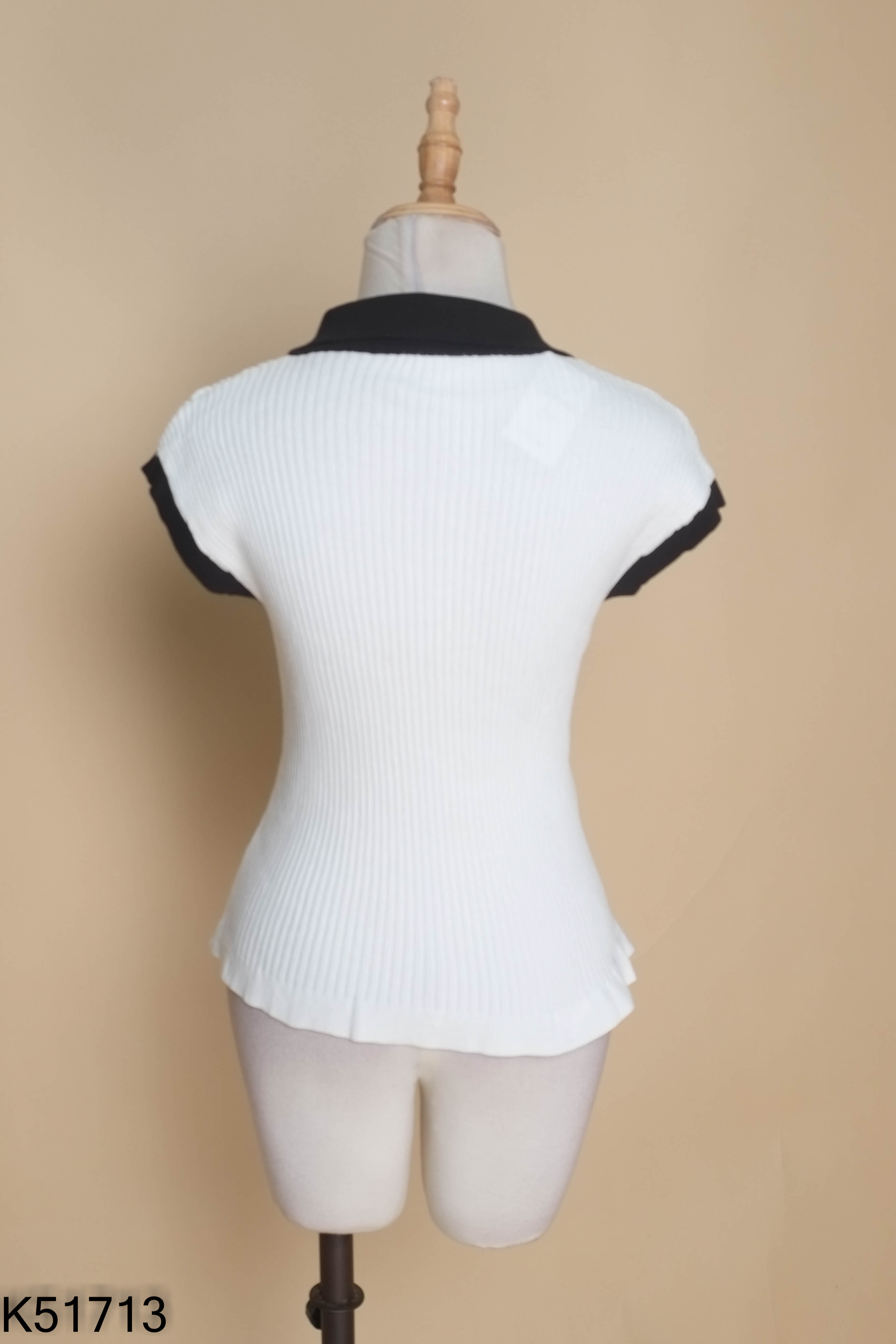 Áo len trắng phối cổ đen