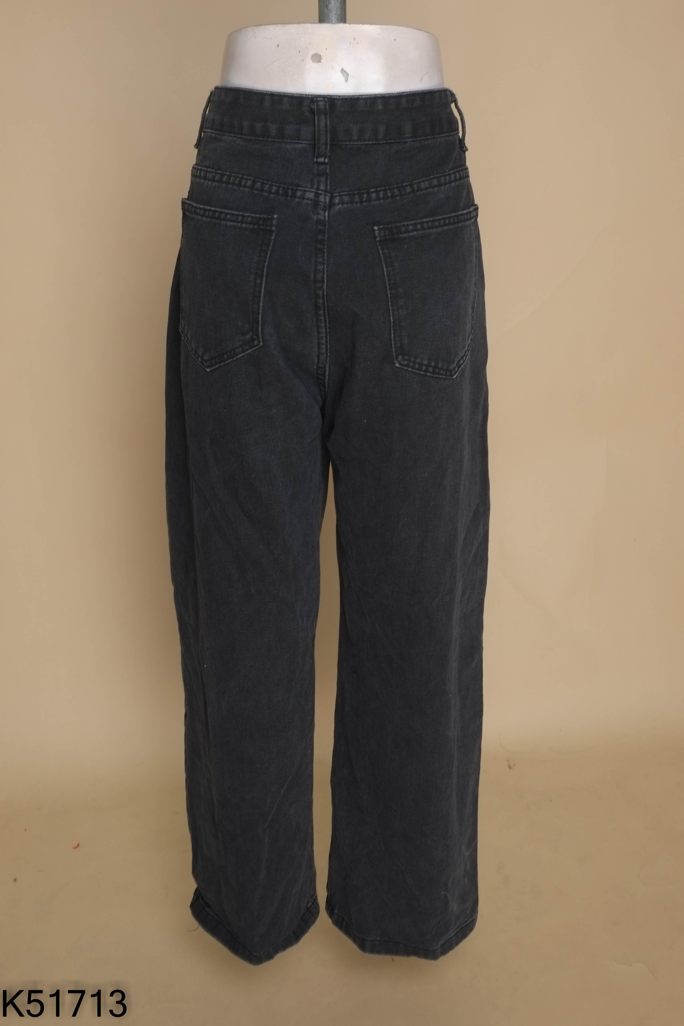 Quần jeans đen suông