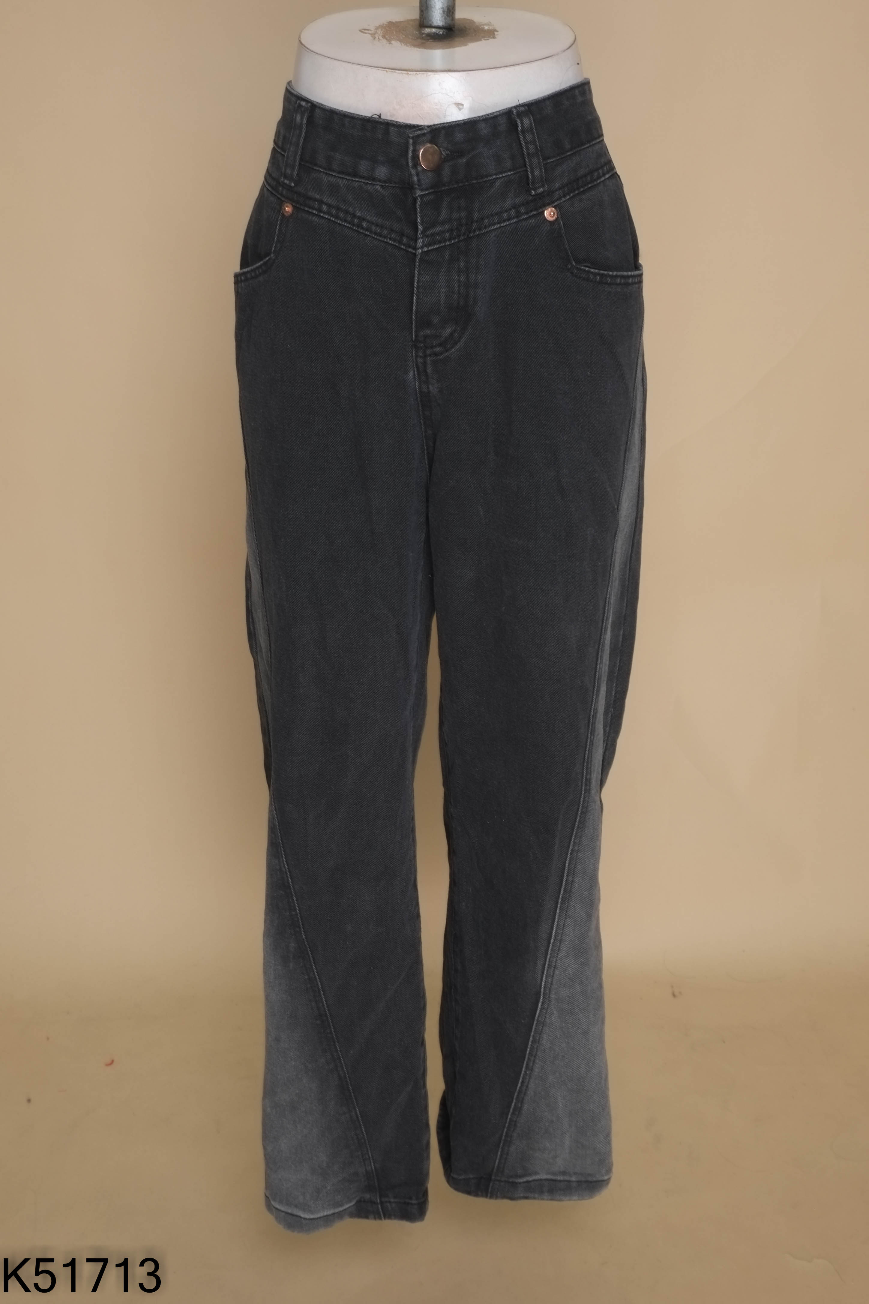 Quần jeans đen suông