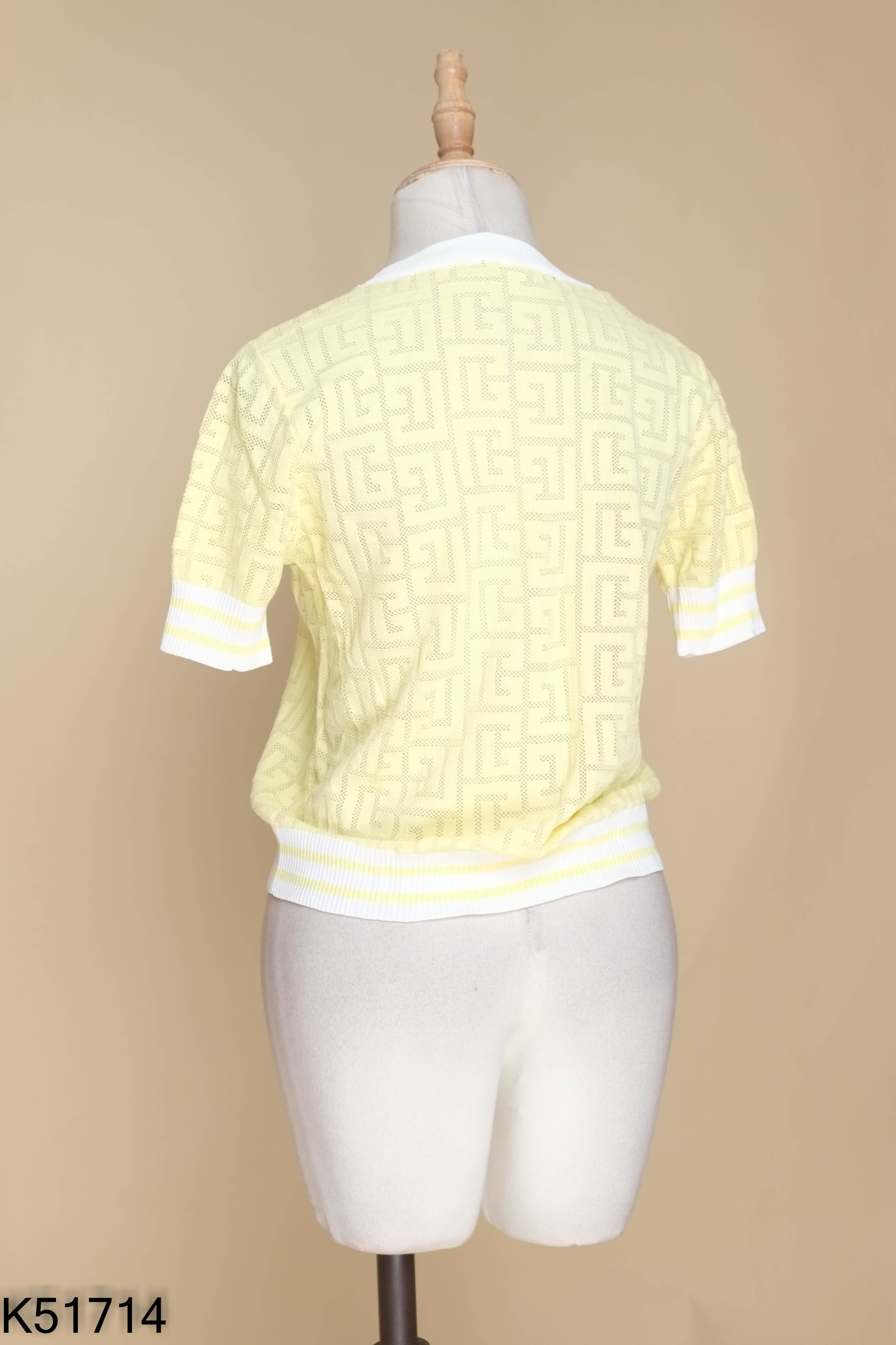 Áo len vàng viền trắng