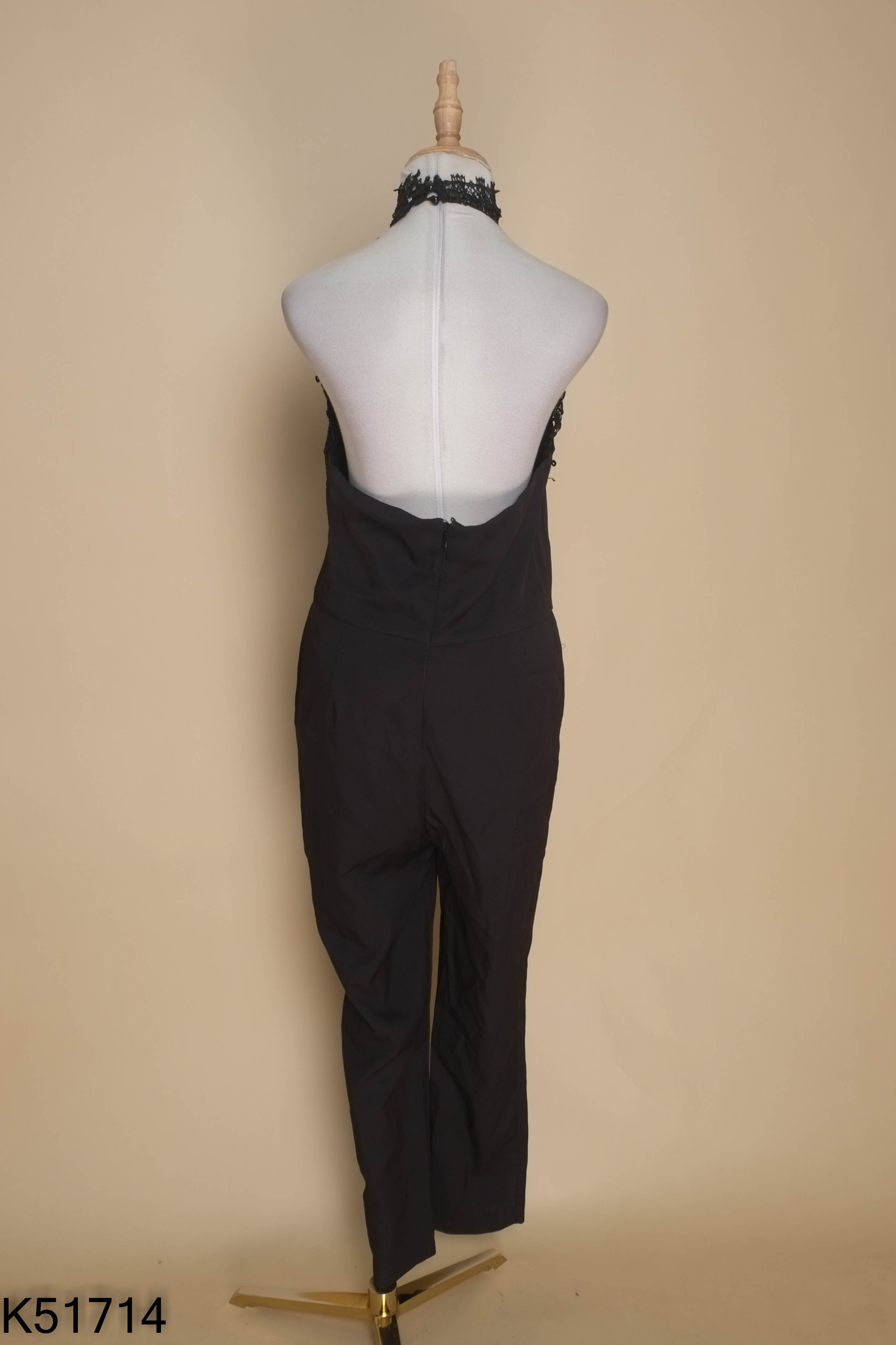Jump quần đen cổ yếm ren