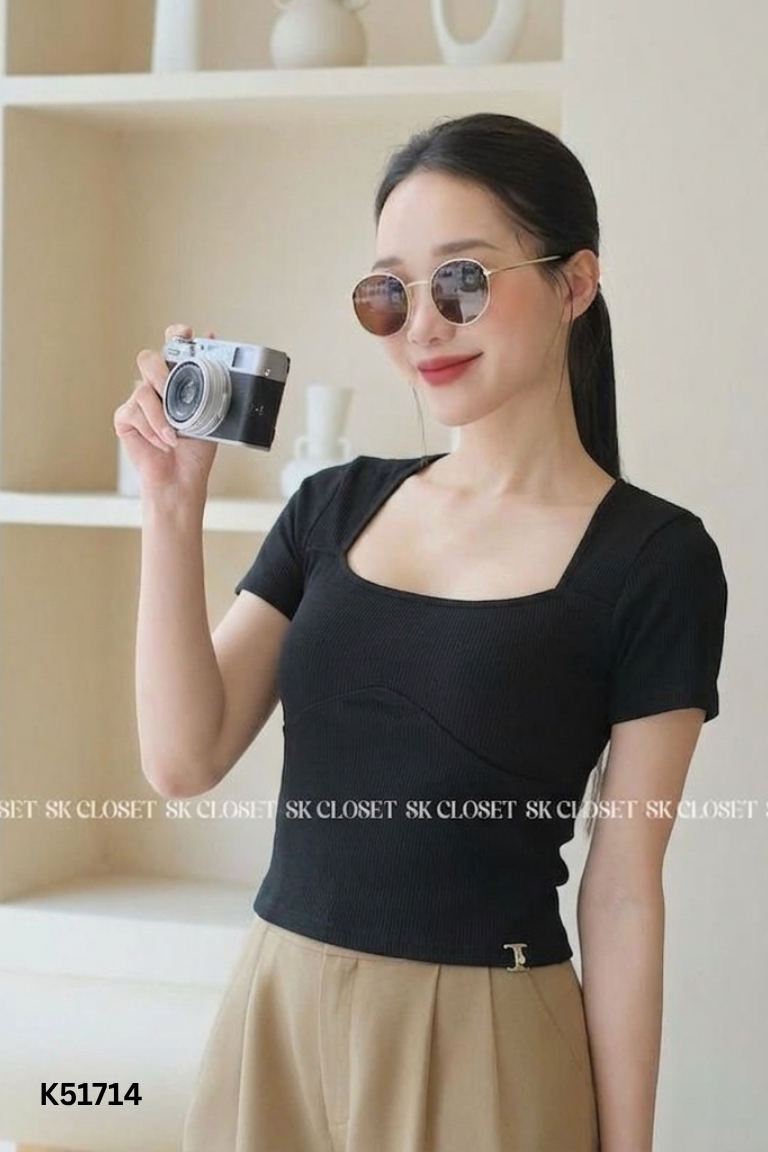 Áo thun đen khuy lưng