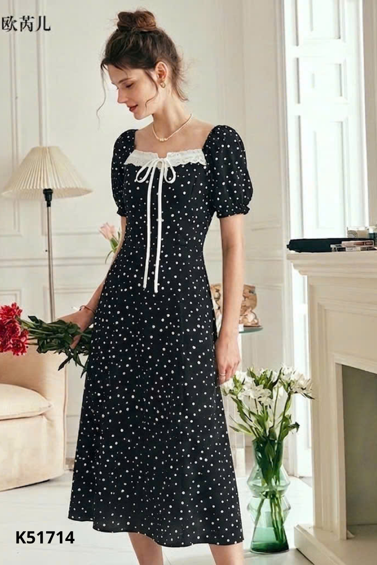 Váy đen chấm bi cổ vuông