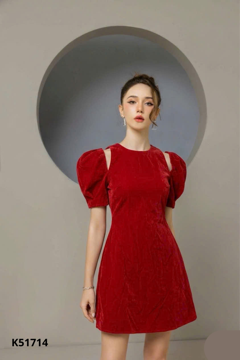 Váy nhung đỏ khoét vai