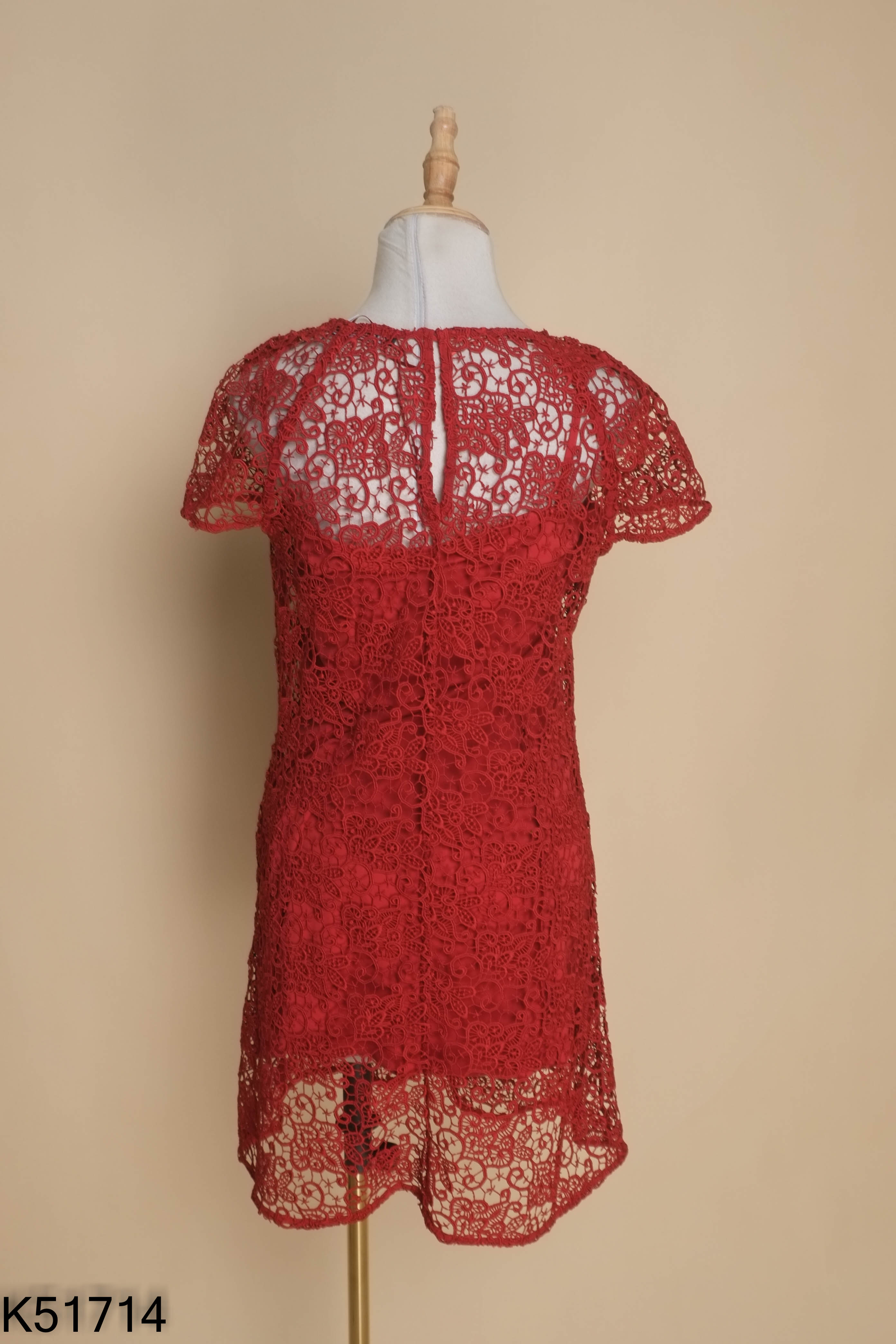 Váy đỏ ren dáng suông