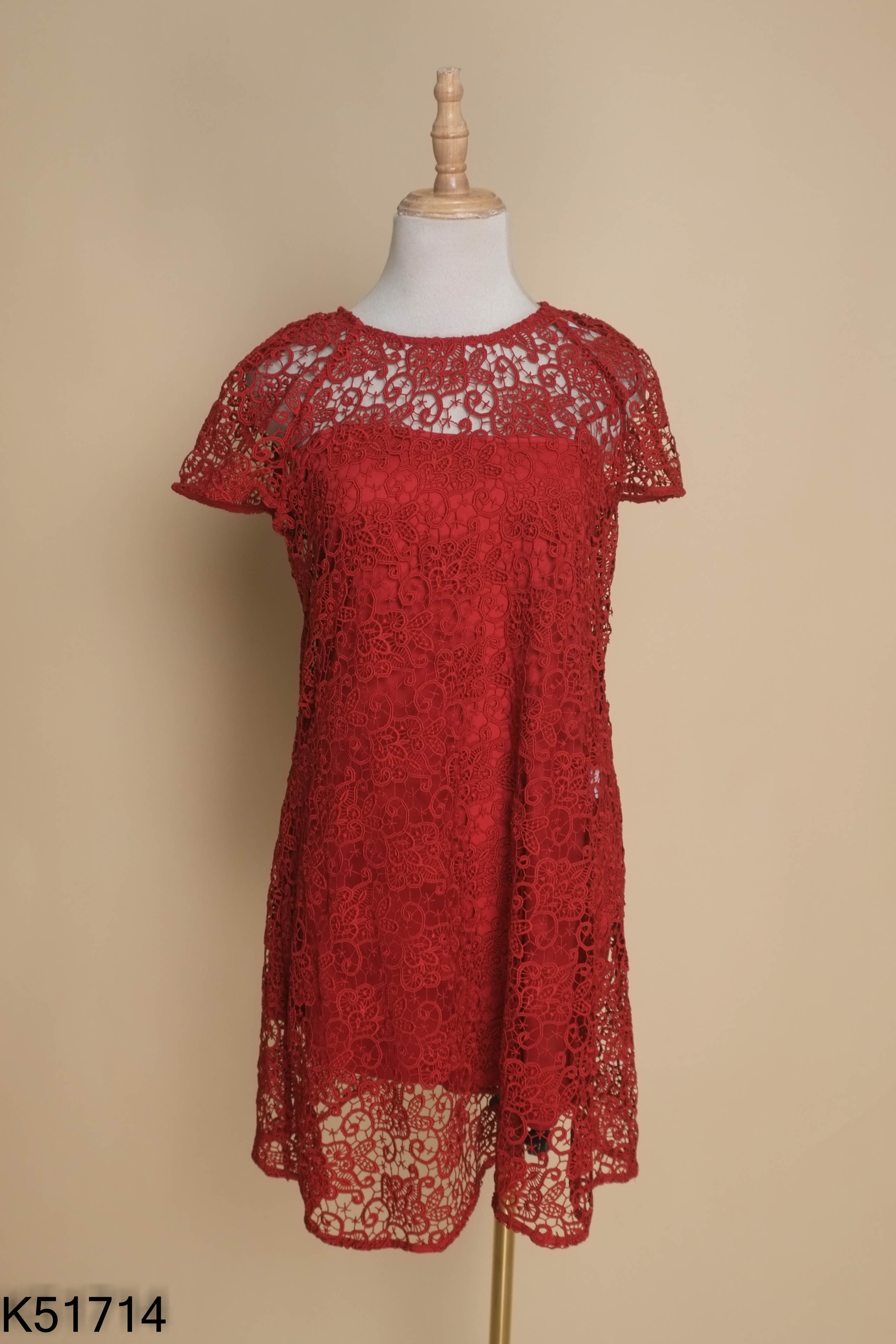 Váy đỏ ren dáng suông