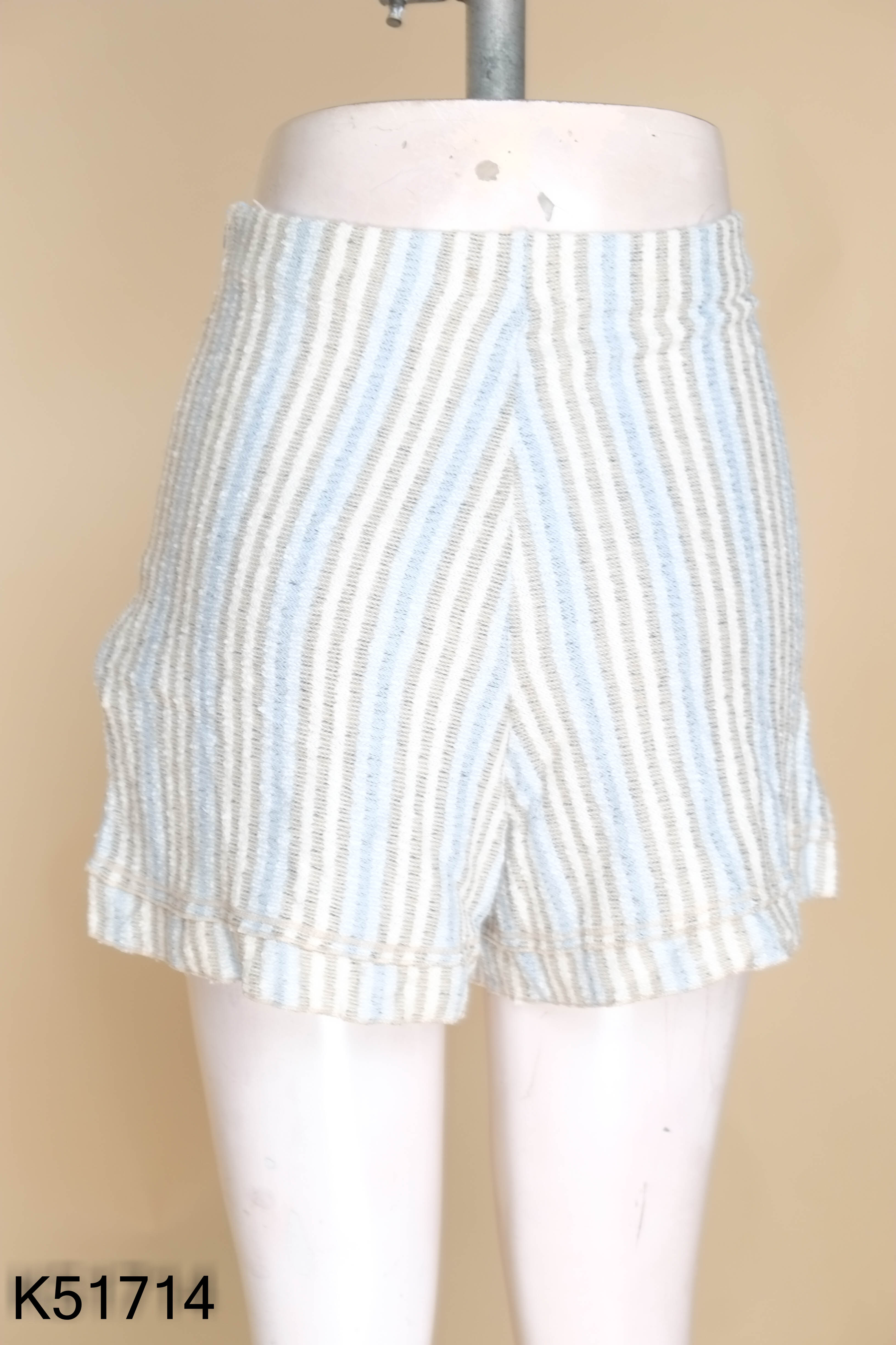 Quần shorts trắng kẻ xanh