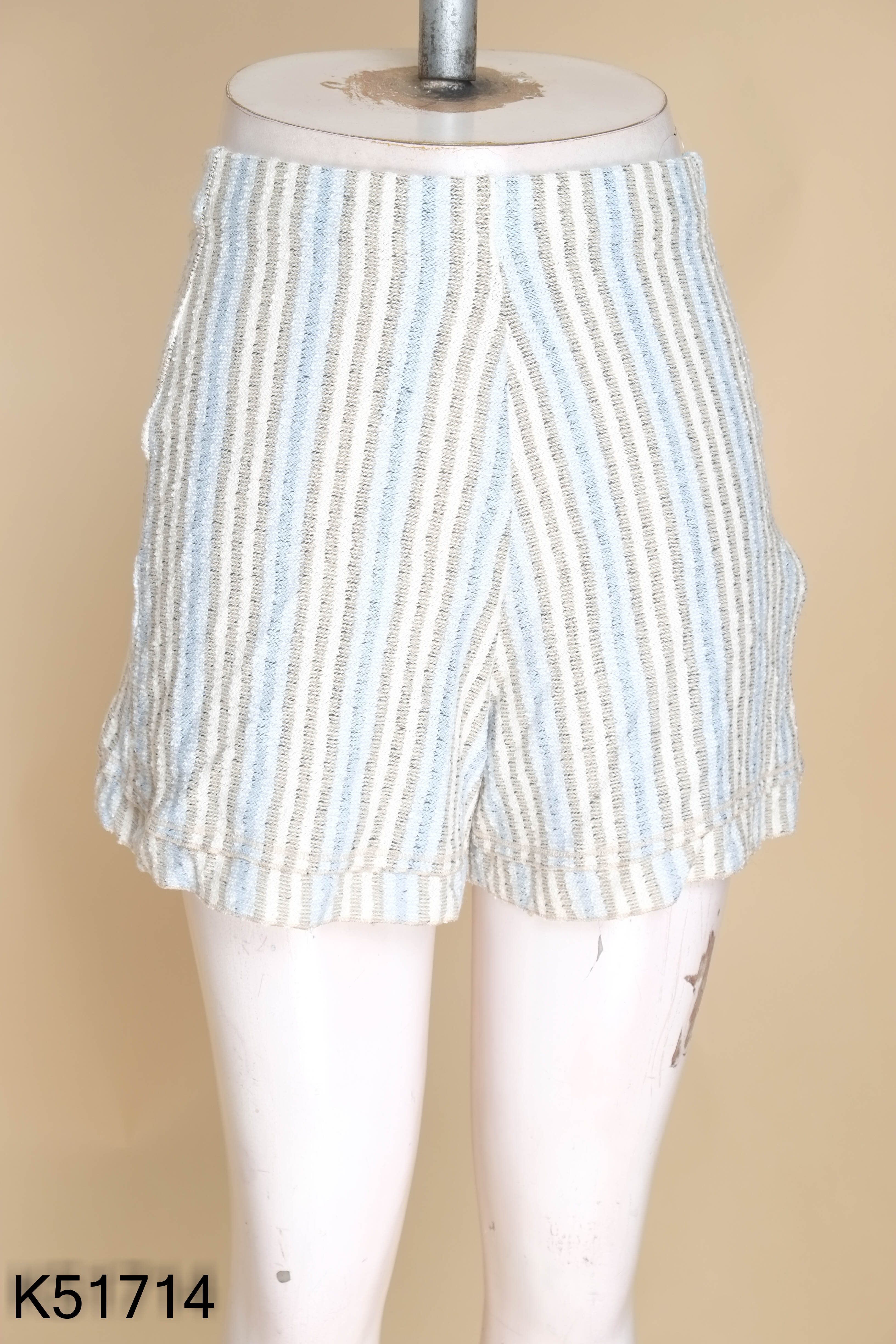 Quần shorts trắng kẻ xanh