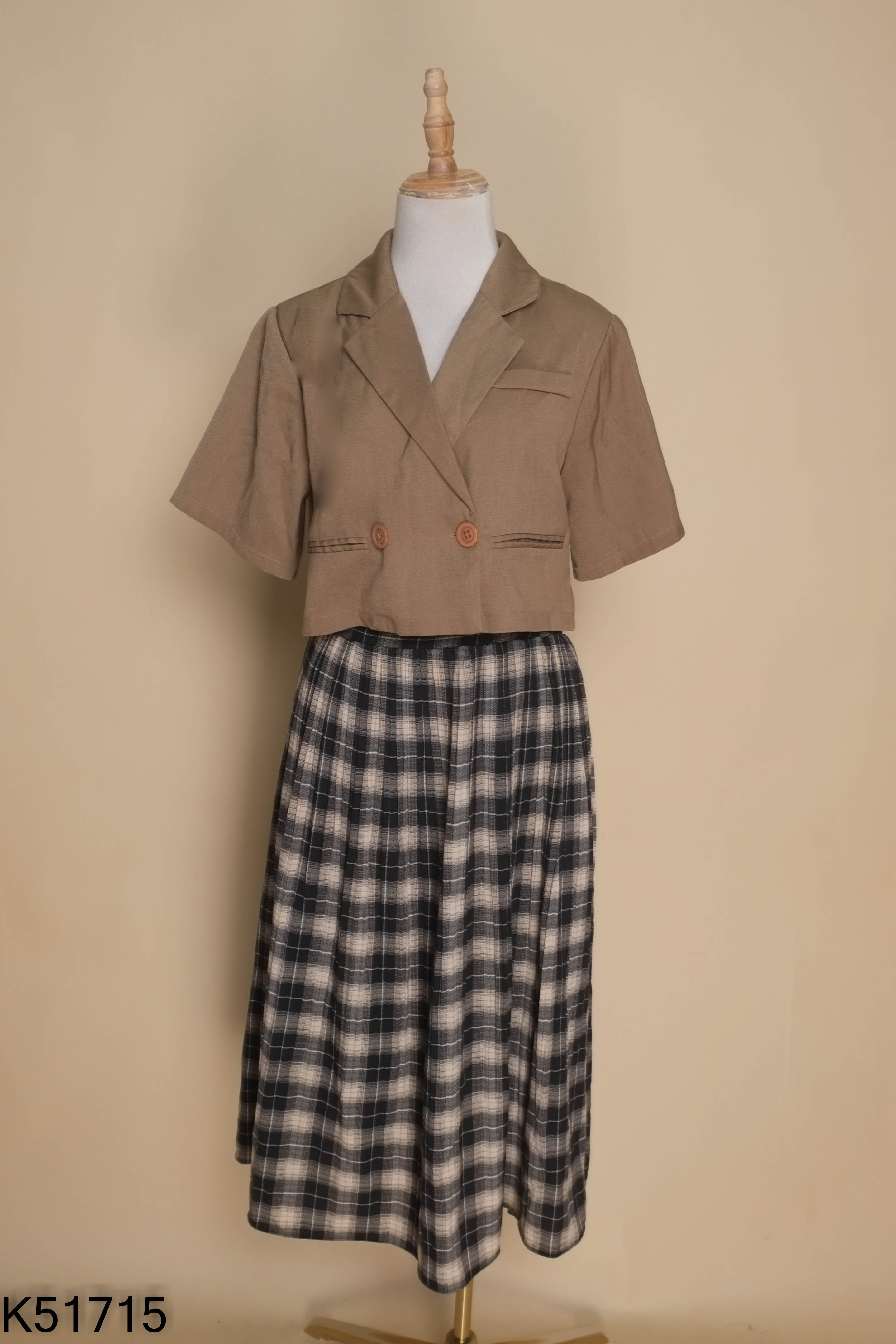 Set vest nâu+váy kẻ UP.STU
